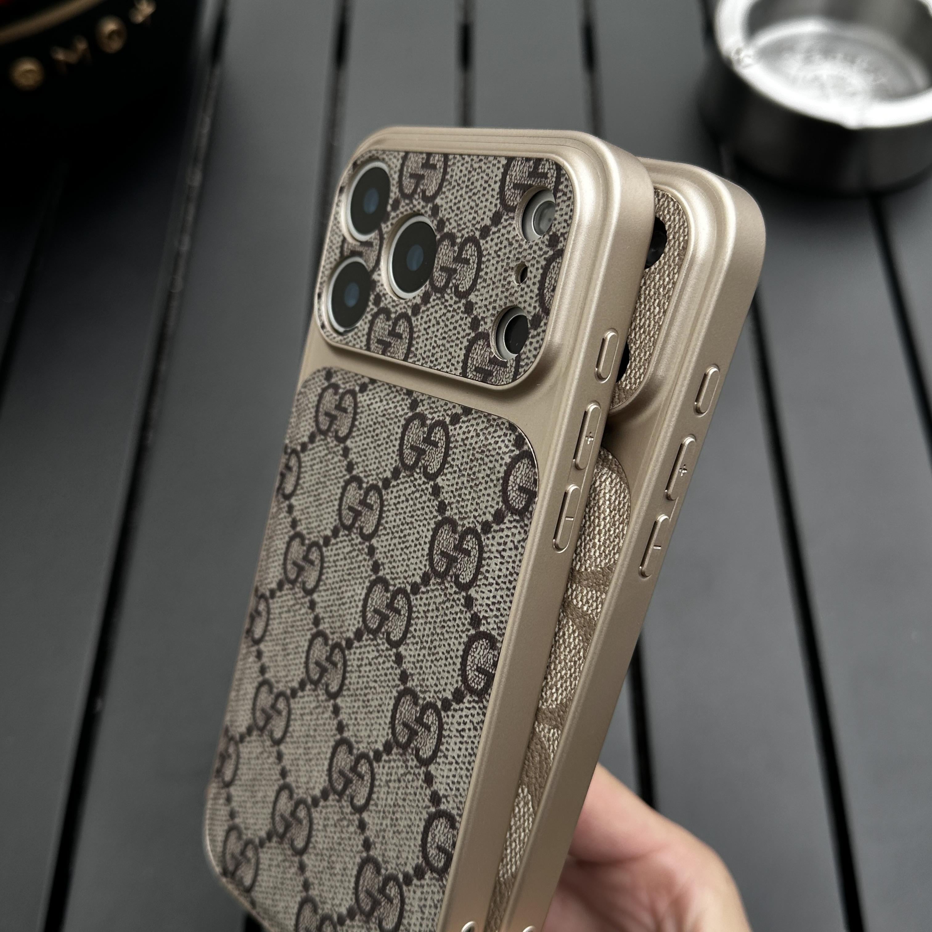 Étui de téléphone en cuir à motif de luxe avec bords antichoc