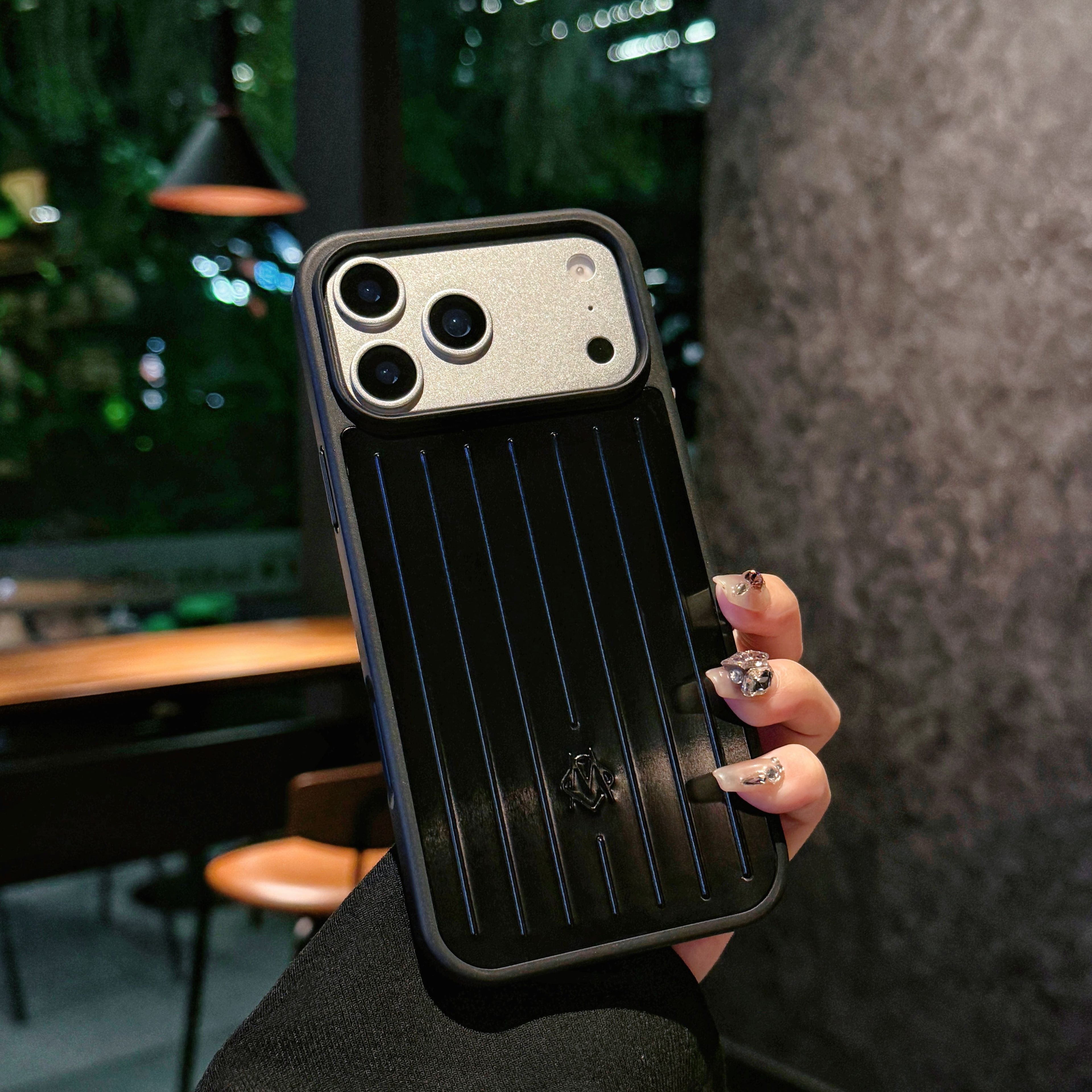 Coque iPhone blindée nervurée métallique – Protection élégante inspirée par le voyage