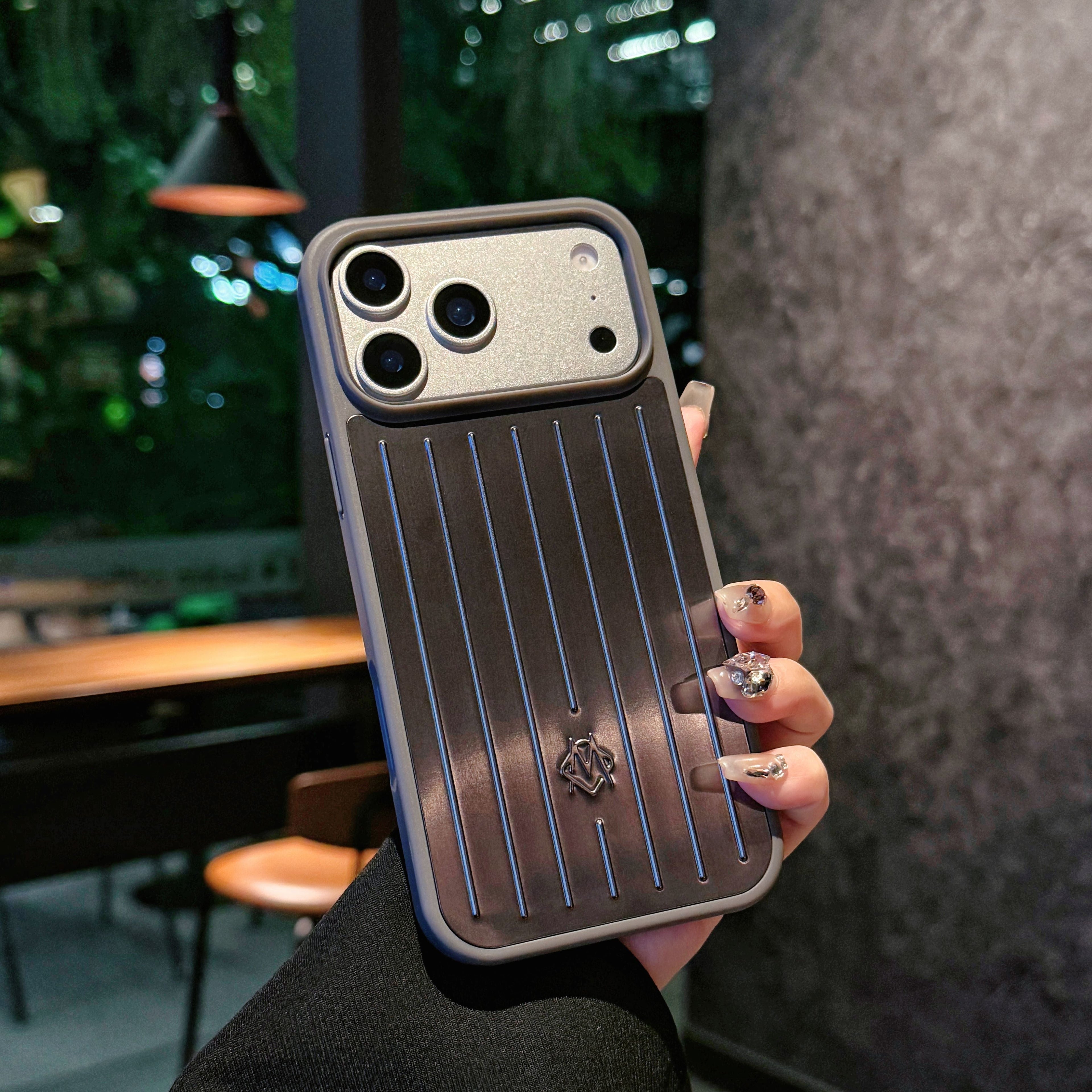 Coque iPhone blindée nervurée métallique – Protection élégante inspirée par le voyage