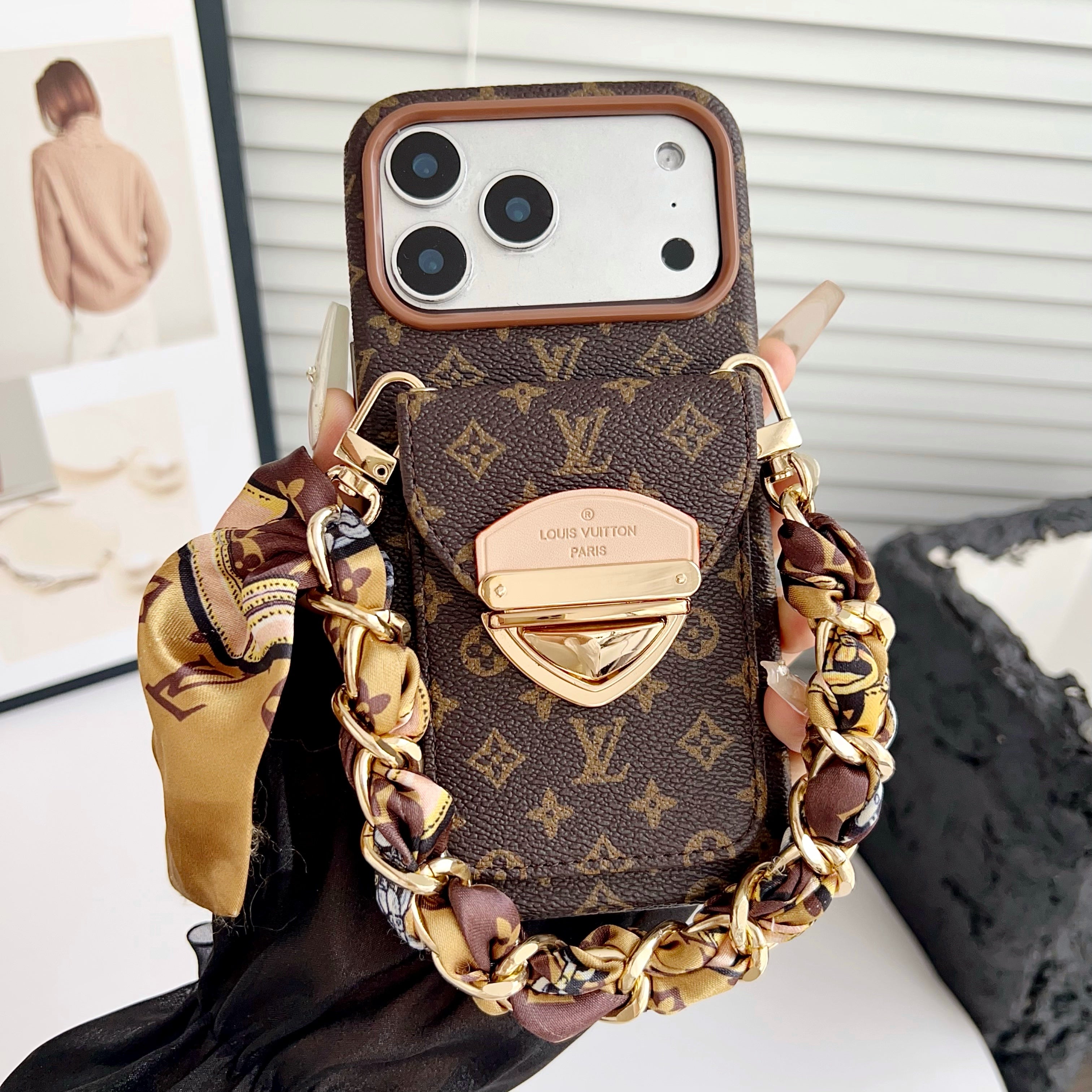 Luxusní pouzdro na iPhone přes rameno s kapsou na karty a odnímatelným popruhem