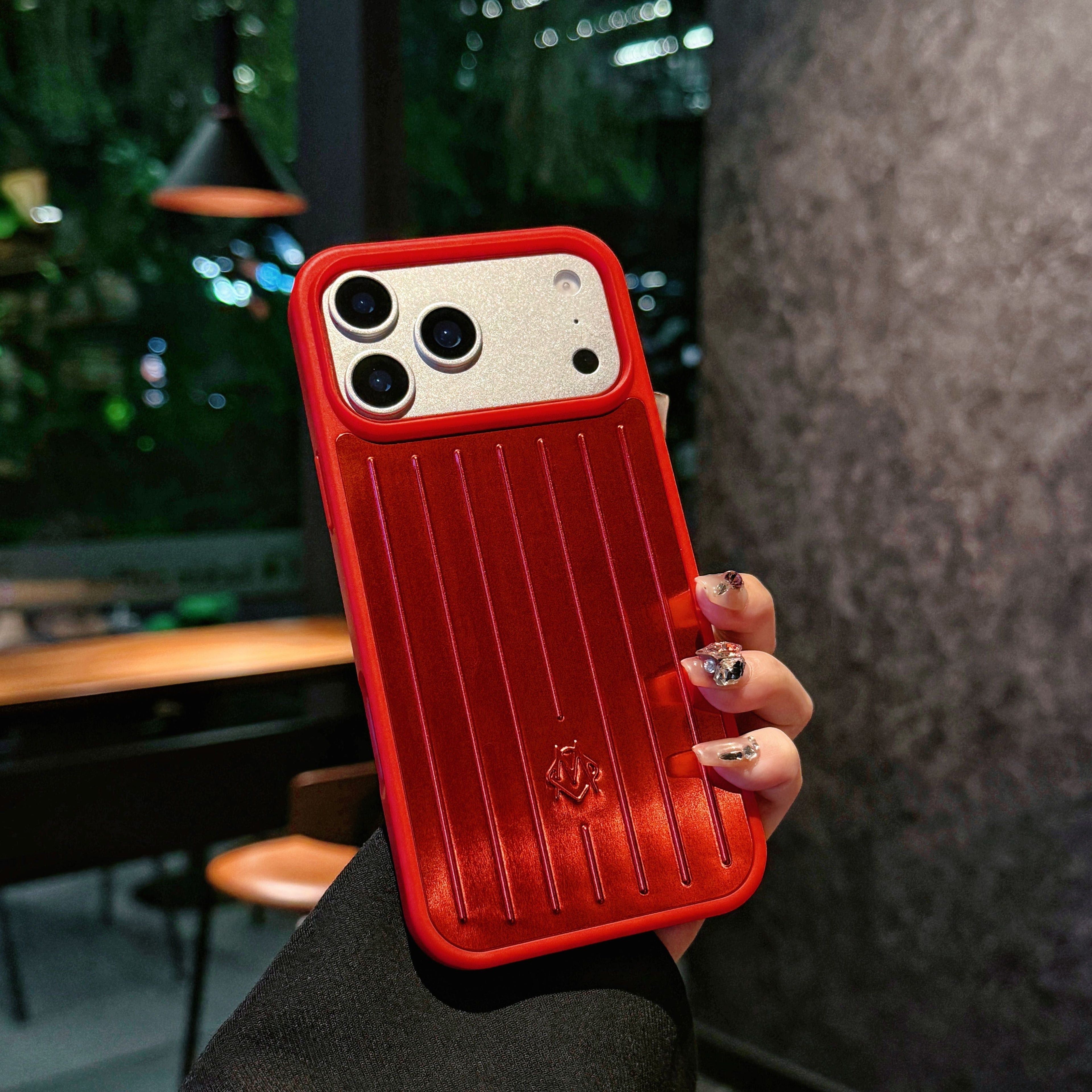 Coque iPhone blindée nervurée métallique – Protection élégante inspirée par le voyage