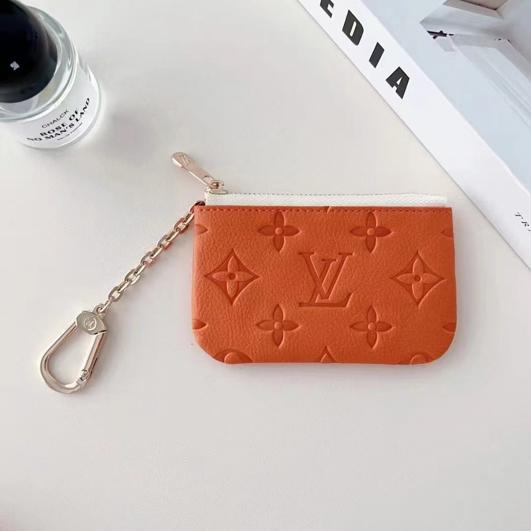 Collection de porte-monnaie gaufrés colorés inspirés de LV avec attache mousqueton
