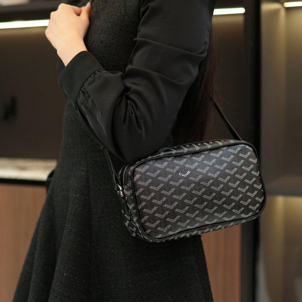 Elegantní monogramová crossbody kabelka – minimalistický luxus pro každodenní chvíle