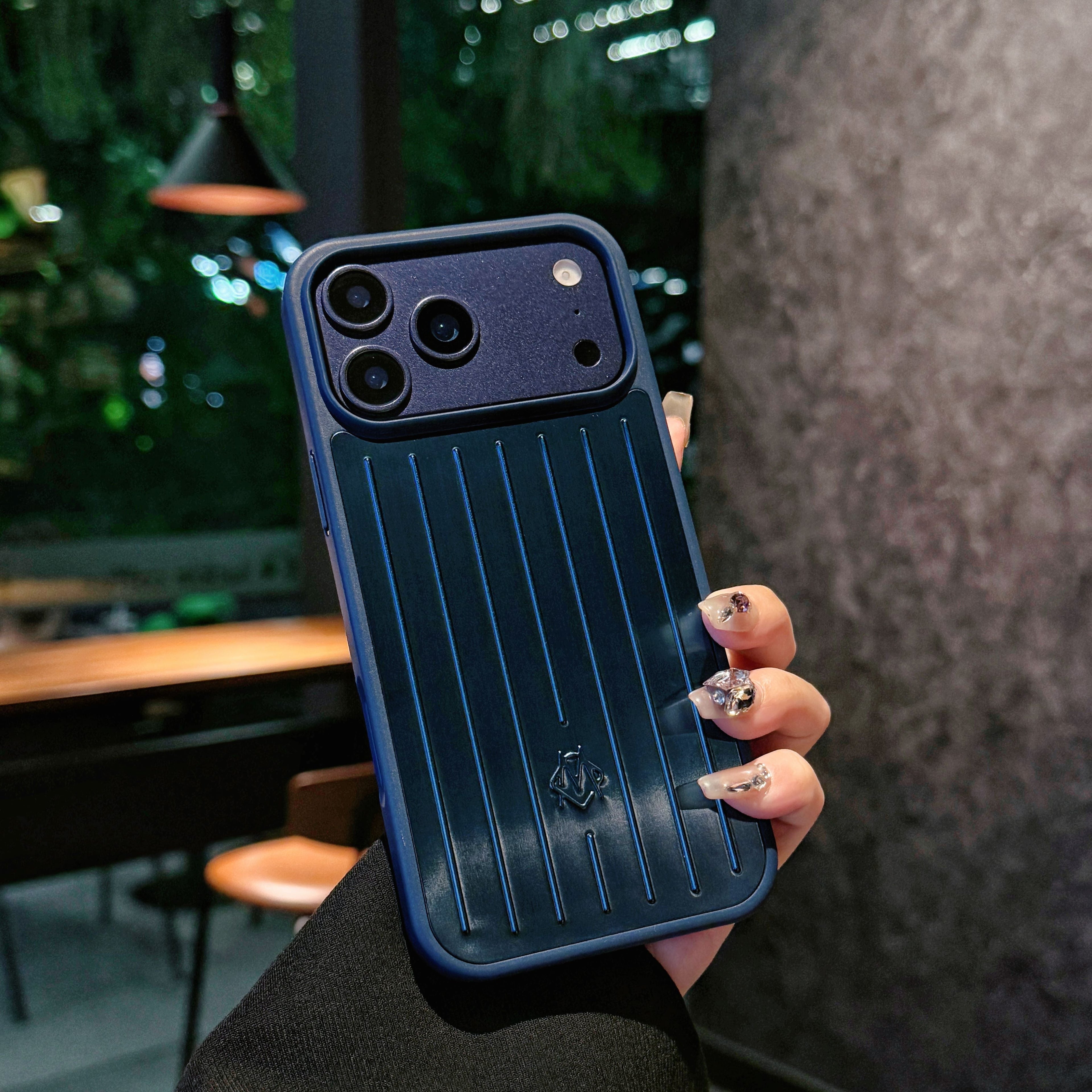 Coque iPhone blindée nervurée métallique – Protection élégante inspirée par le voyage
