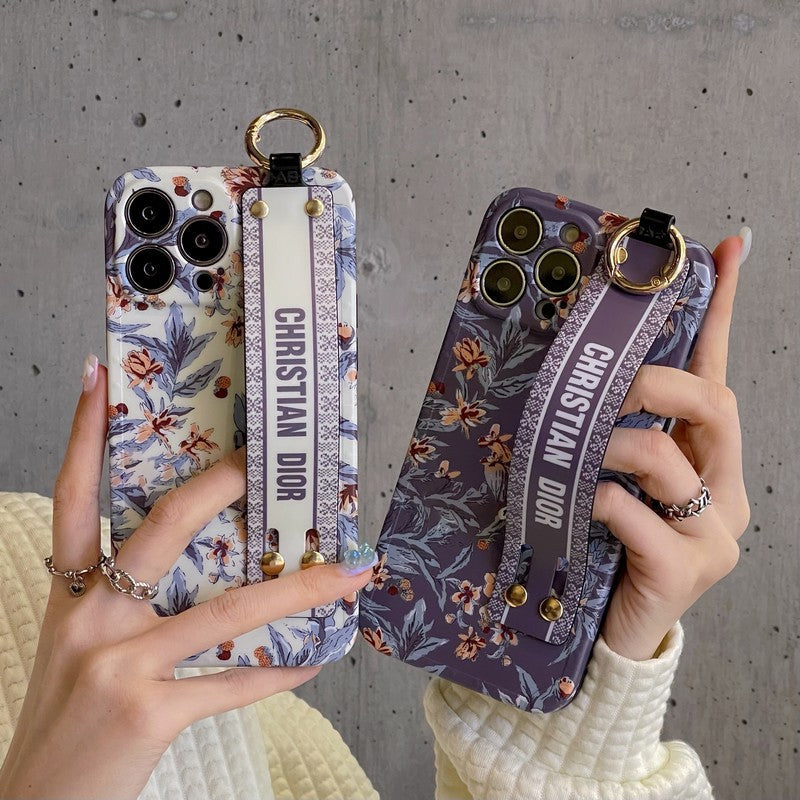 Módní pouzdro na iPhone s fialovým a bílým náramkem  
