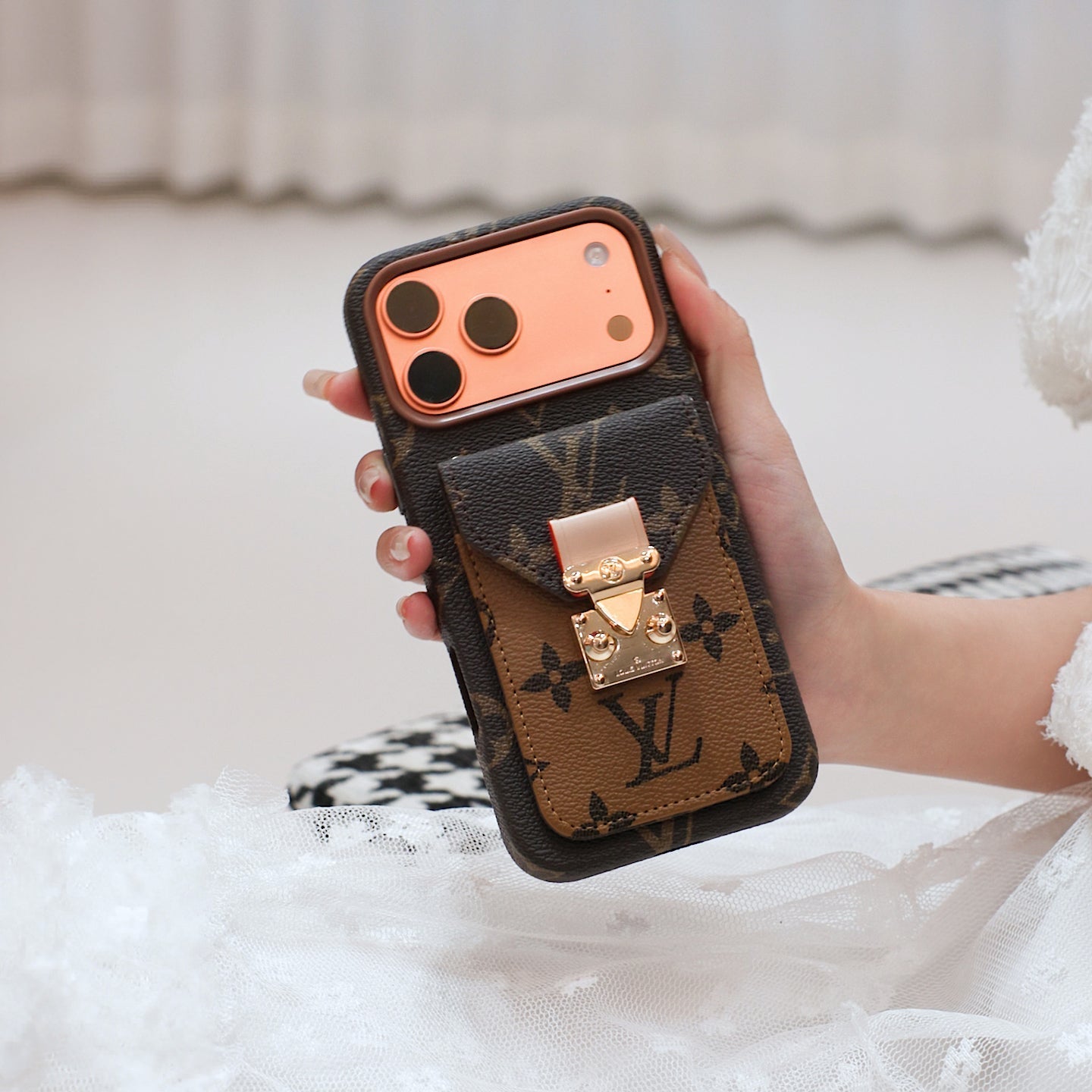 Étui iPhone en cuir avec poche pour cartes, inspiré du luxe