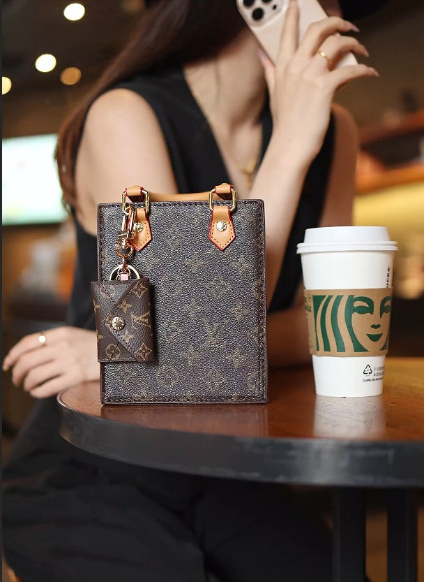 Sac pour téléphone et porte-clés conçu par un créateur de renom