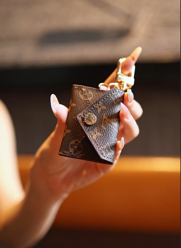 Sac pour téléphone et porte-clés conçu par un créateur de renom