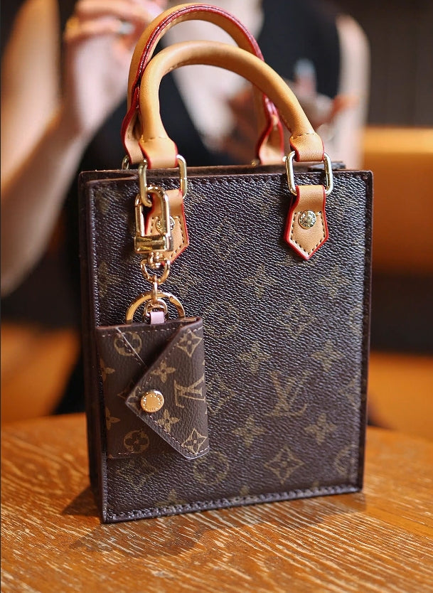Sac pour téléphone et porte-clés conçu par un créateur de renom