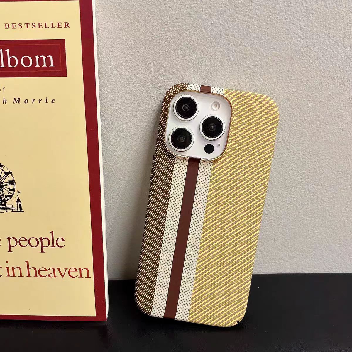 Coque de téléphone à motif fibre de carbone color-block minimaliste