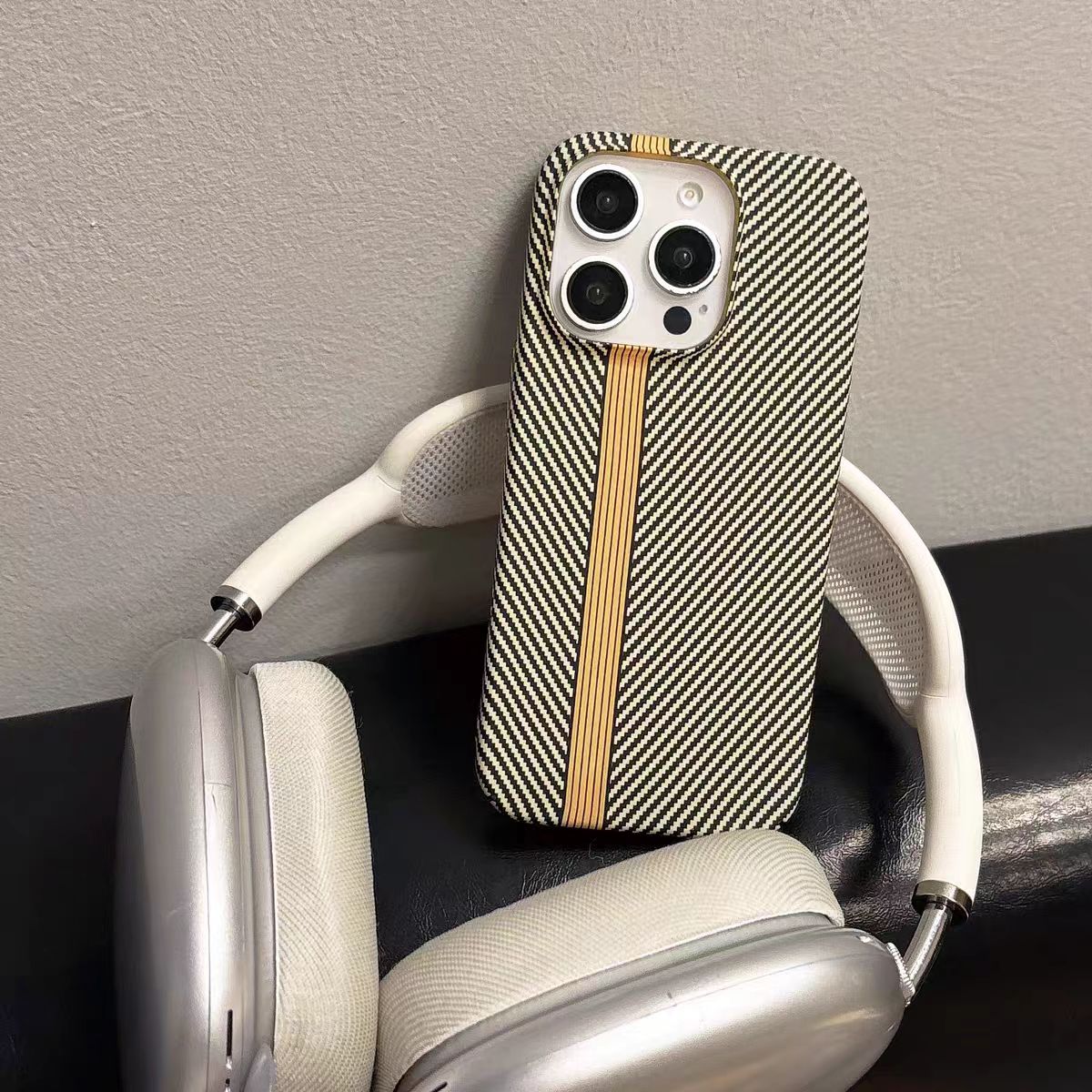 Coque de téléphone à motif fibre de carbone color-block minimaliste