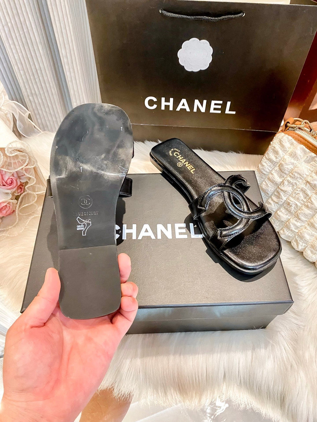 Premium light-luxury glossy flat slides