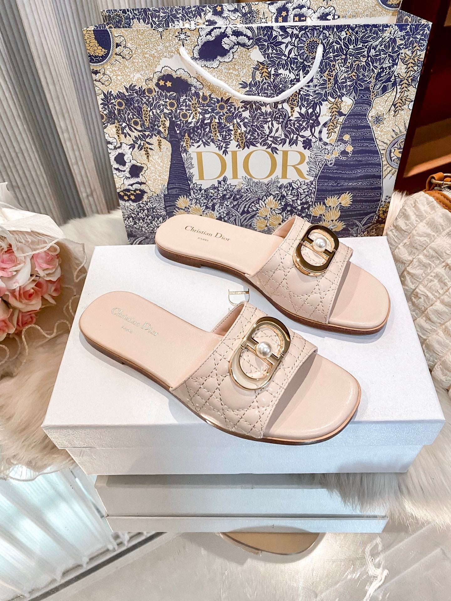 High-end diamond-quilted single-strap flat slides with pearl rings