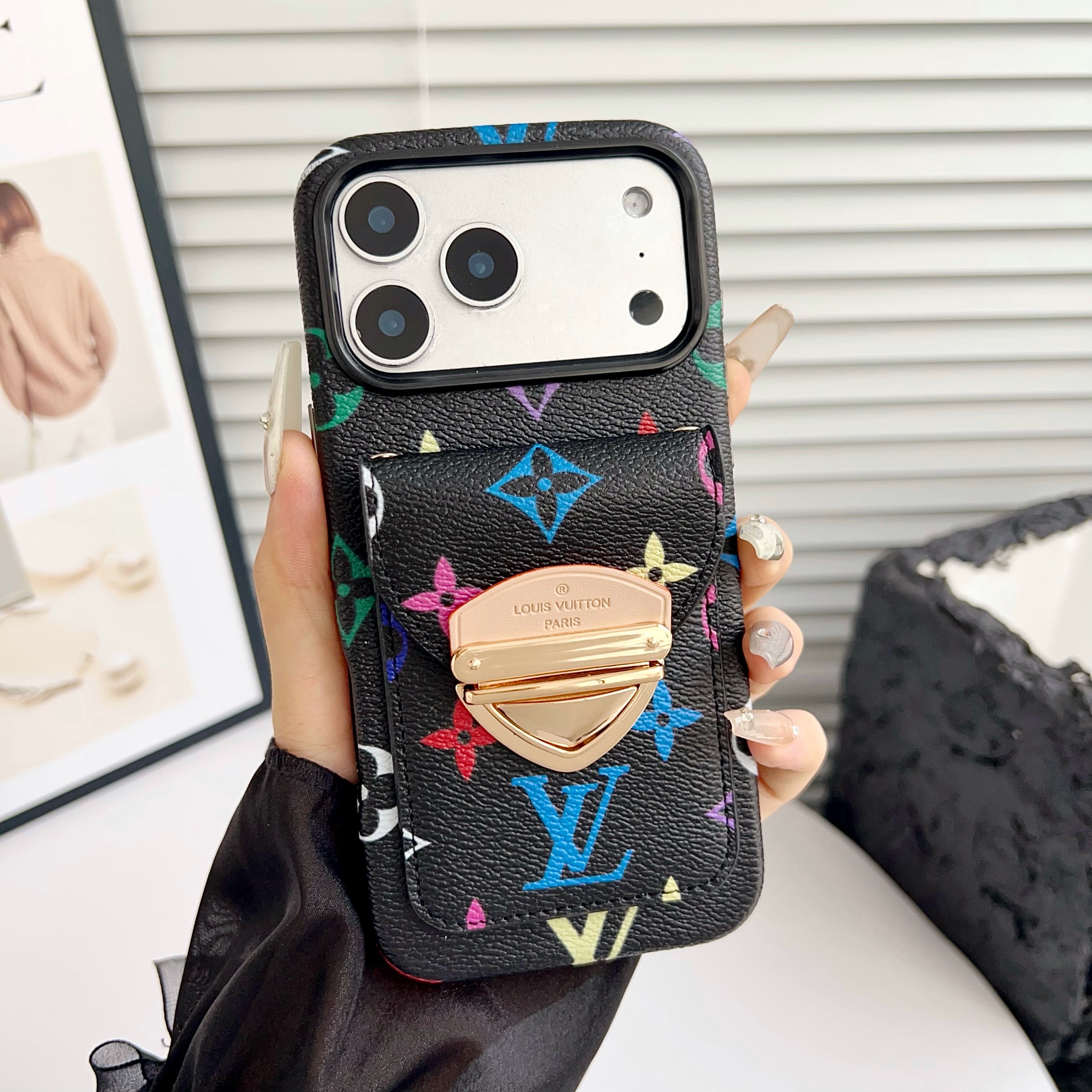 Luxusní pouzdro na iPhone přes rameno s kapsou na karty a odnímatelným popruhem