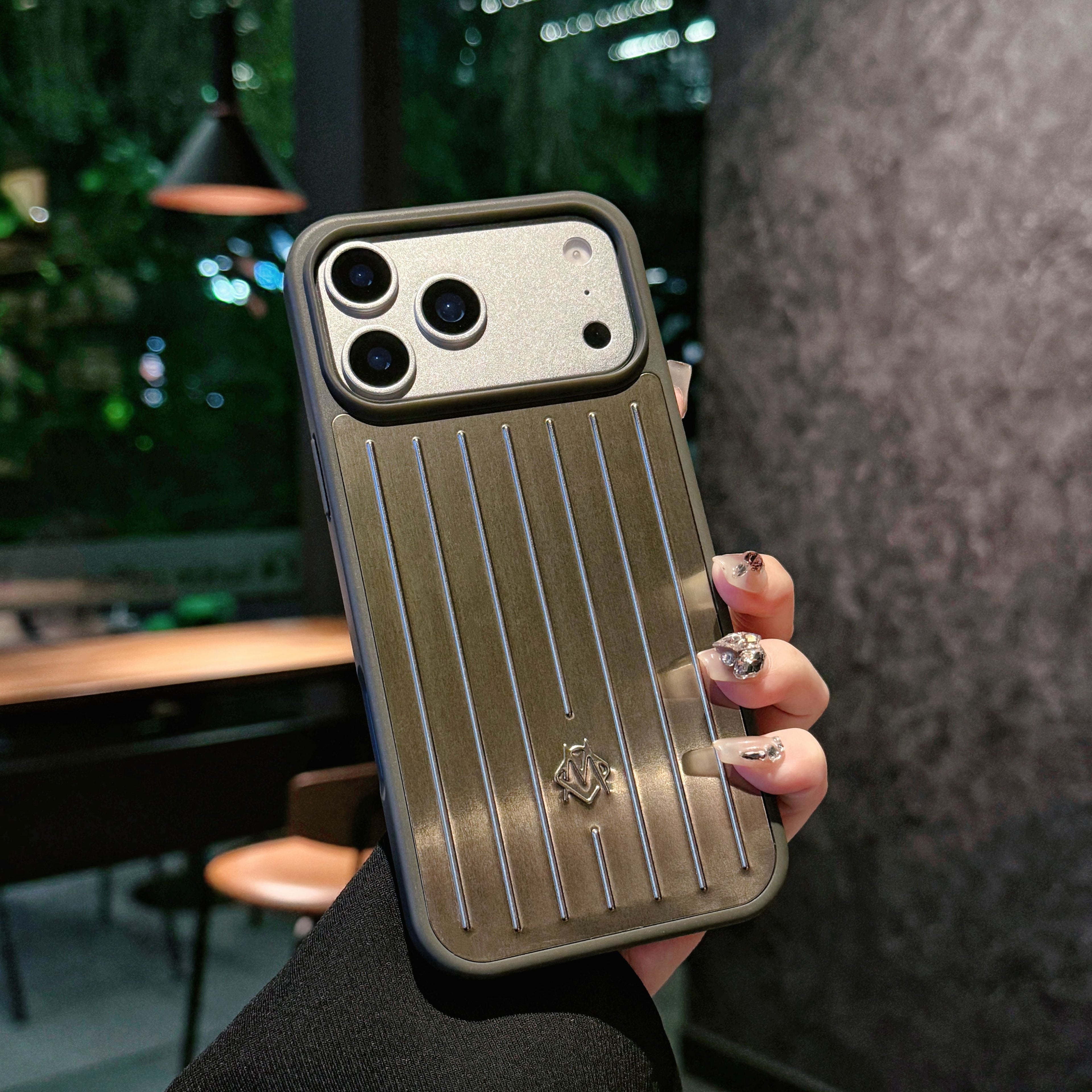 Coque iPhone blindée nervurée métallique – Protection élégante inspirée par le voyage
