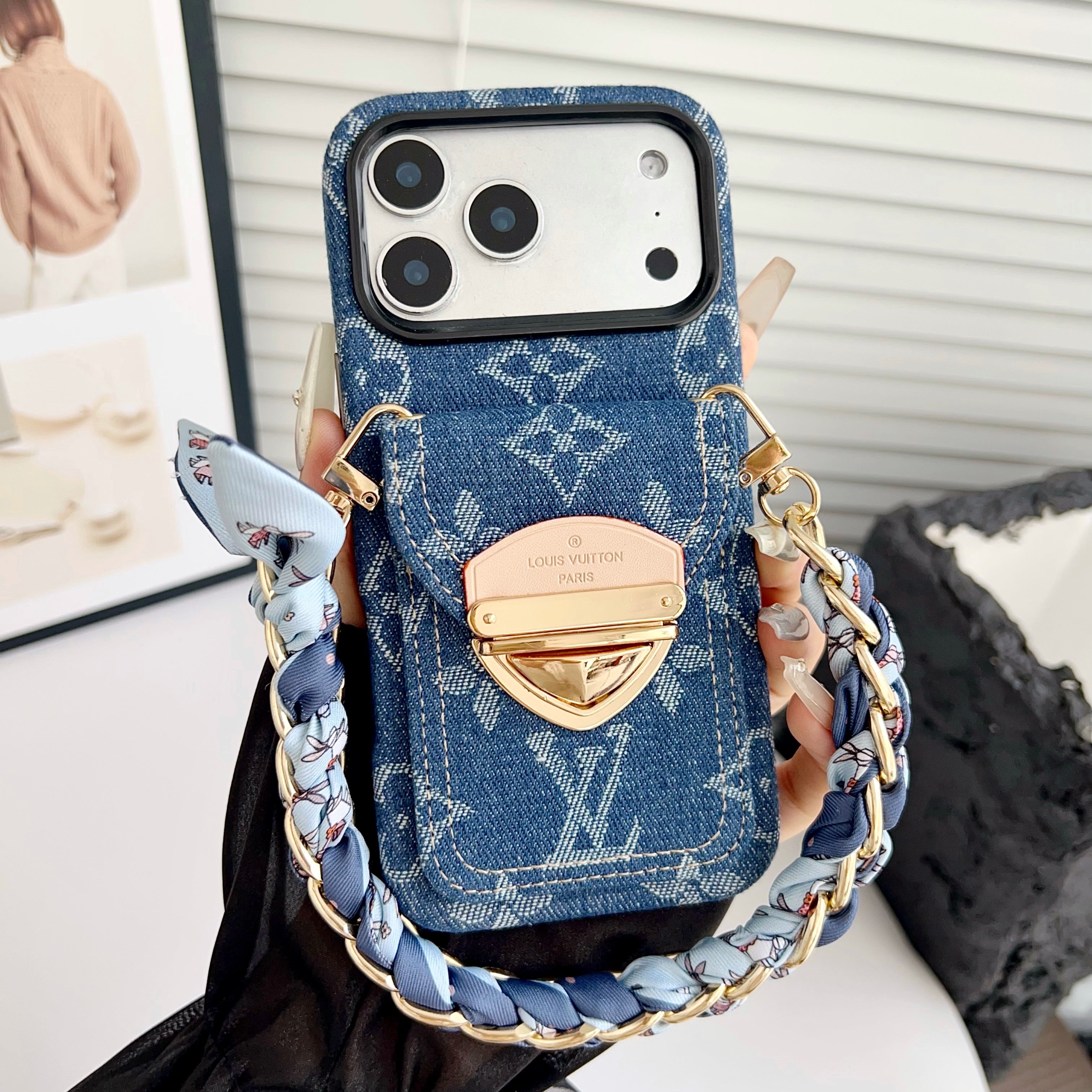 Luxusní pouzdro na iPhone přes rameno s kapsou na karty a odnímatelným popruhem