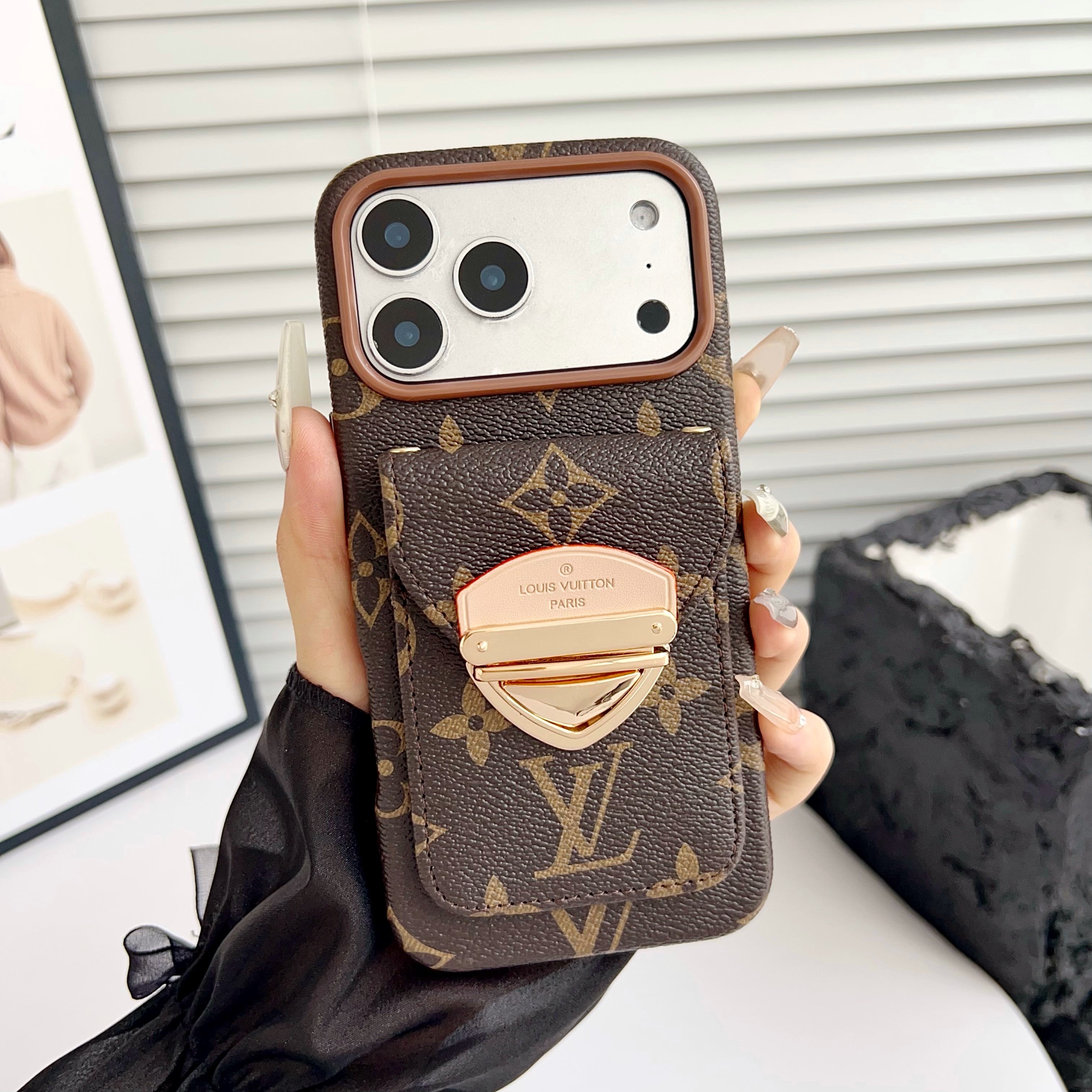 Luxusní pouzdro na iPhone přes rameno s kapsou na karty a odnímatelným popruhem