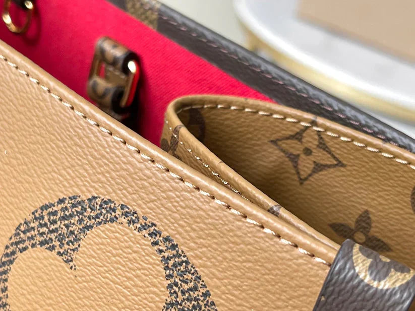 Sac fourre-tout en cuir monogrammé de luxe