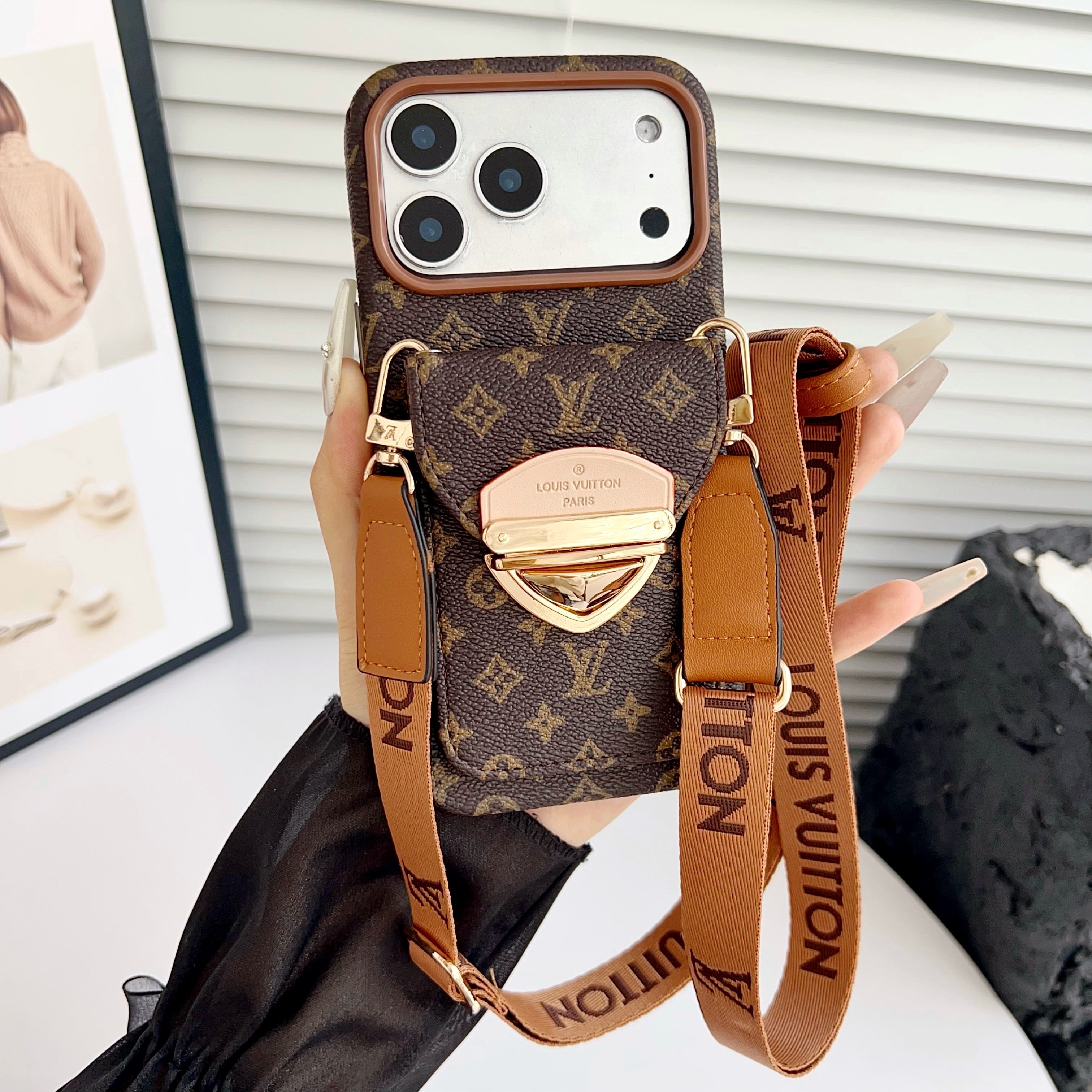 Luxusní pouzdro na iPhone přes rameno s kapsou na karty a odnímatelným popruhem