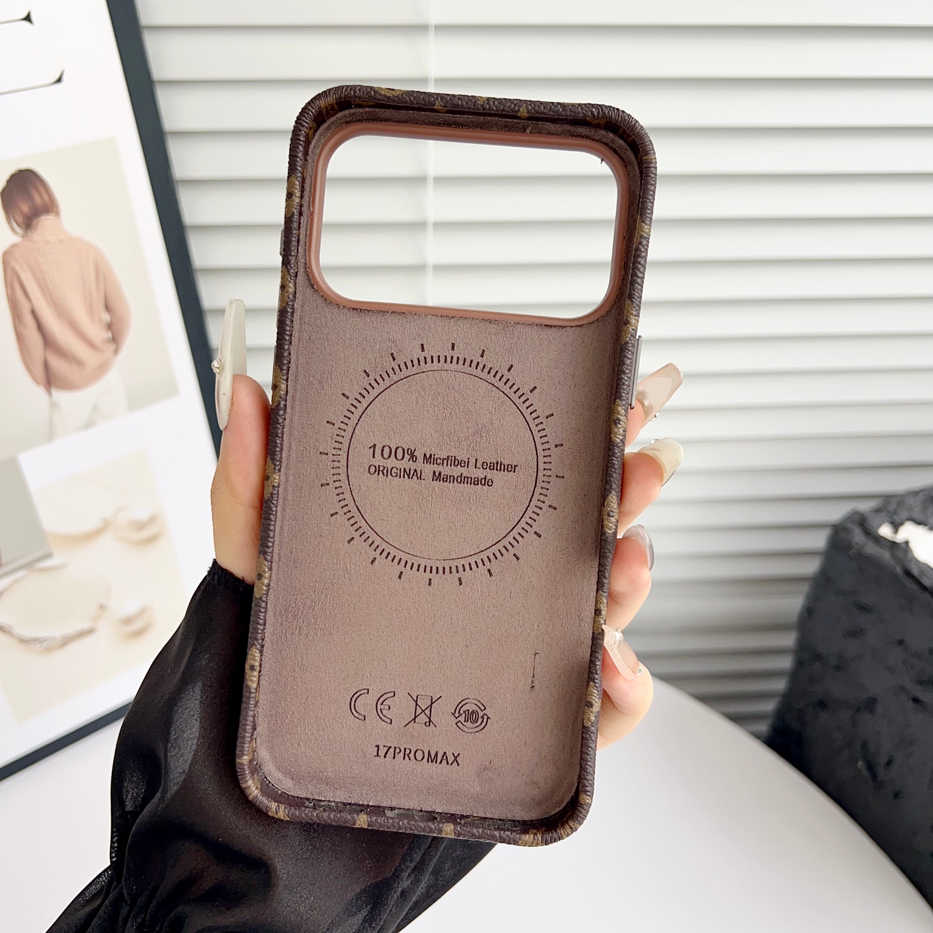 Luxusní pouzdro na iPhone přes rameno s kapsou na karty a odnímatelným popruhem