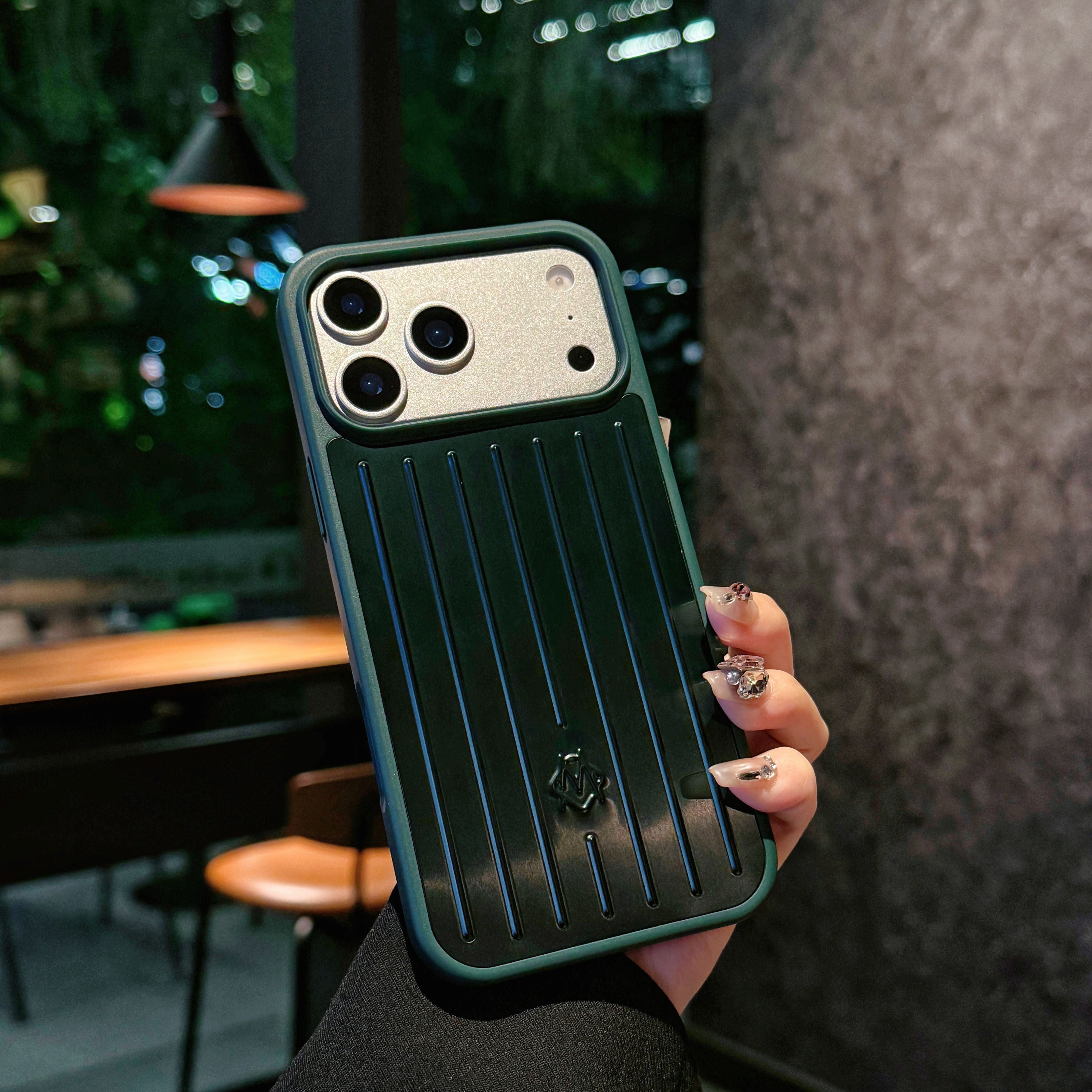 Coque iPhone blindée nervurée métallique – Protection élégante inspirée par le voyage