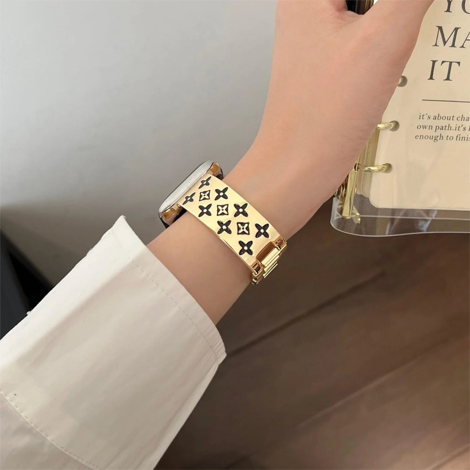 Ražený kovový řemínek na Apple Watch