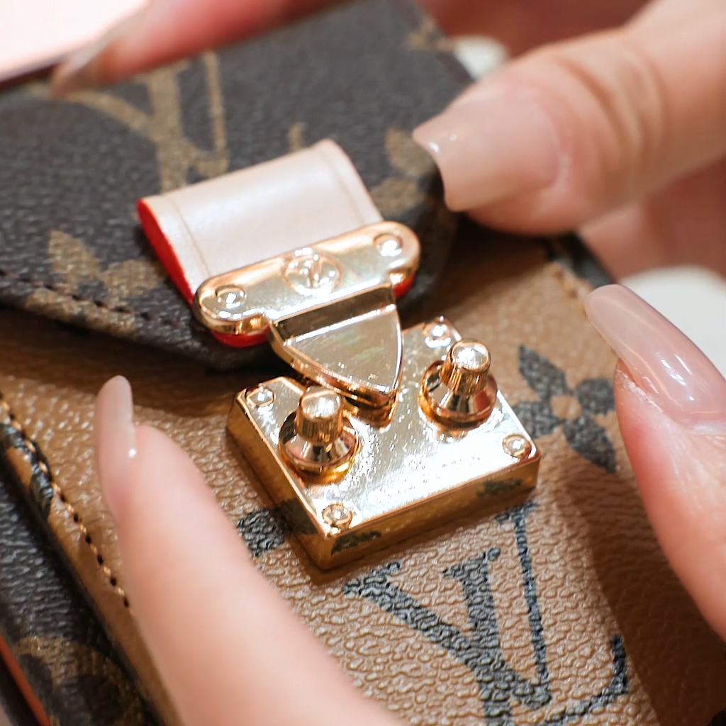 Étui iPhone en cuir avec poche pour cartes, inspiré du luxe