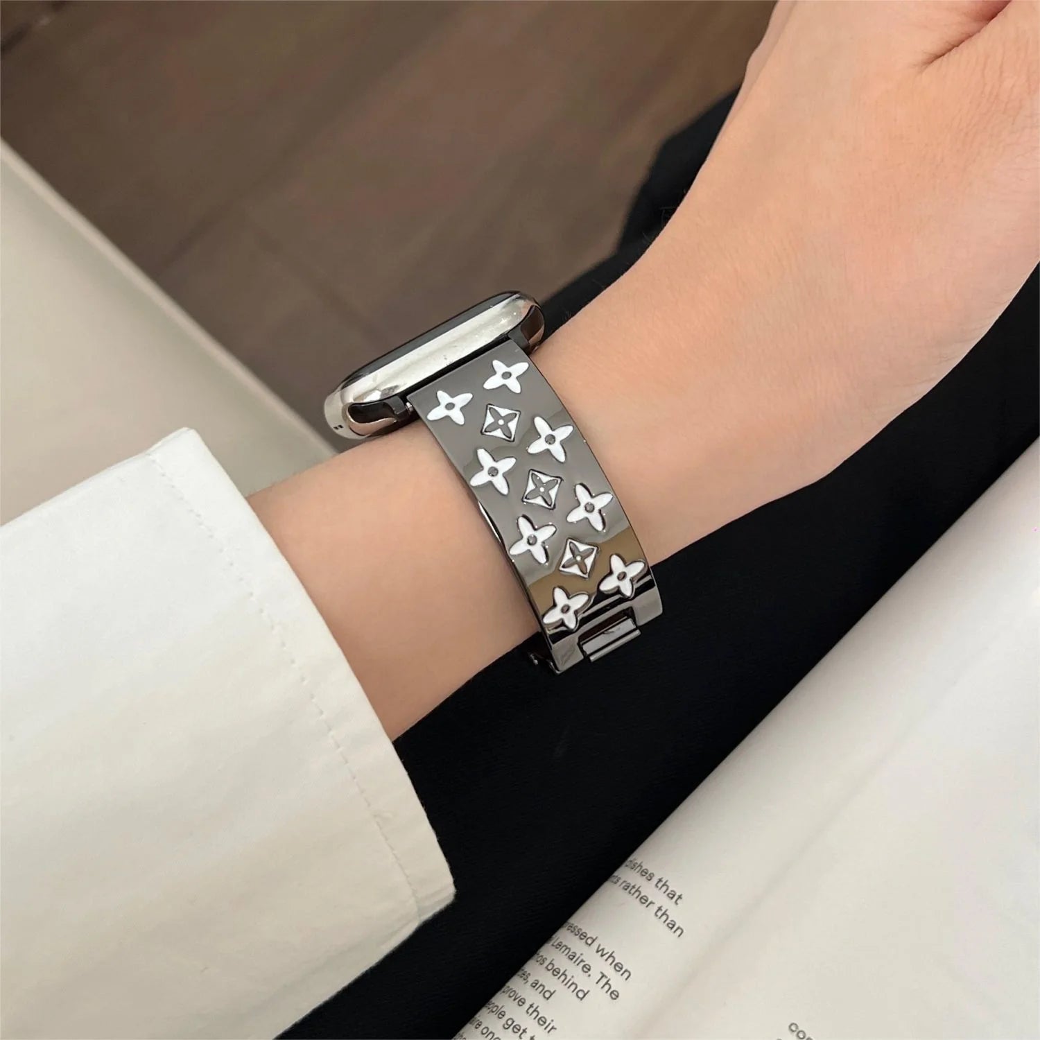 Ražený kovový řemínek na Apple Watch