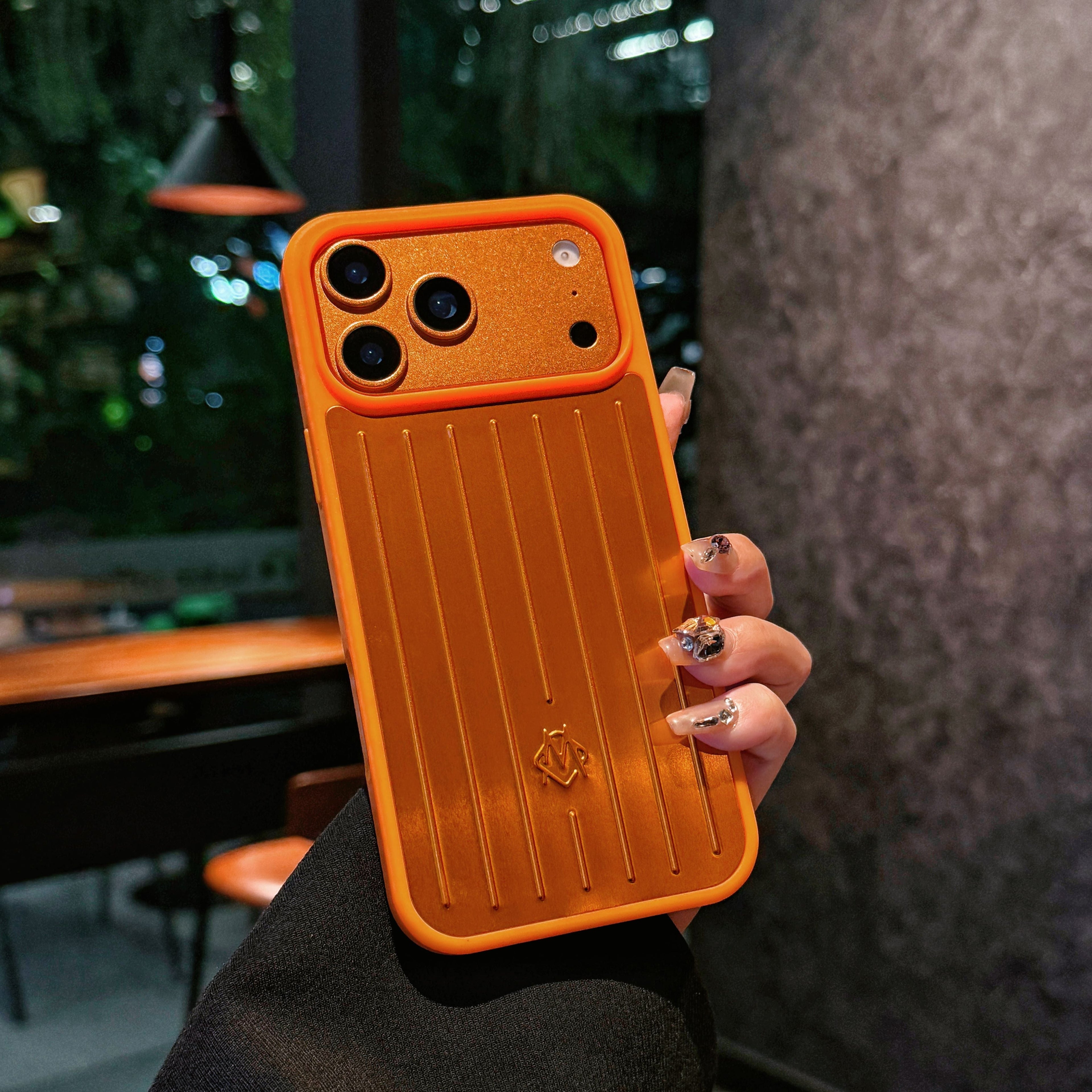 Coque iPhone blindée nervurée métallique – Protection élégante inspirée par le voyage
