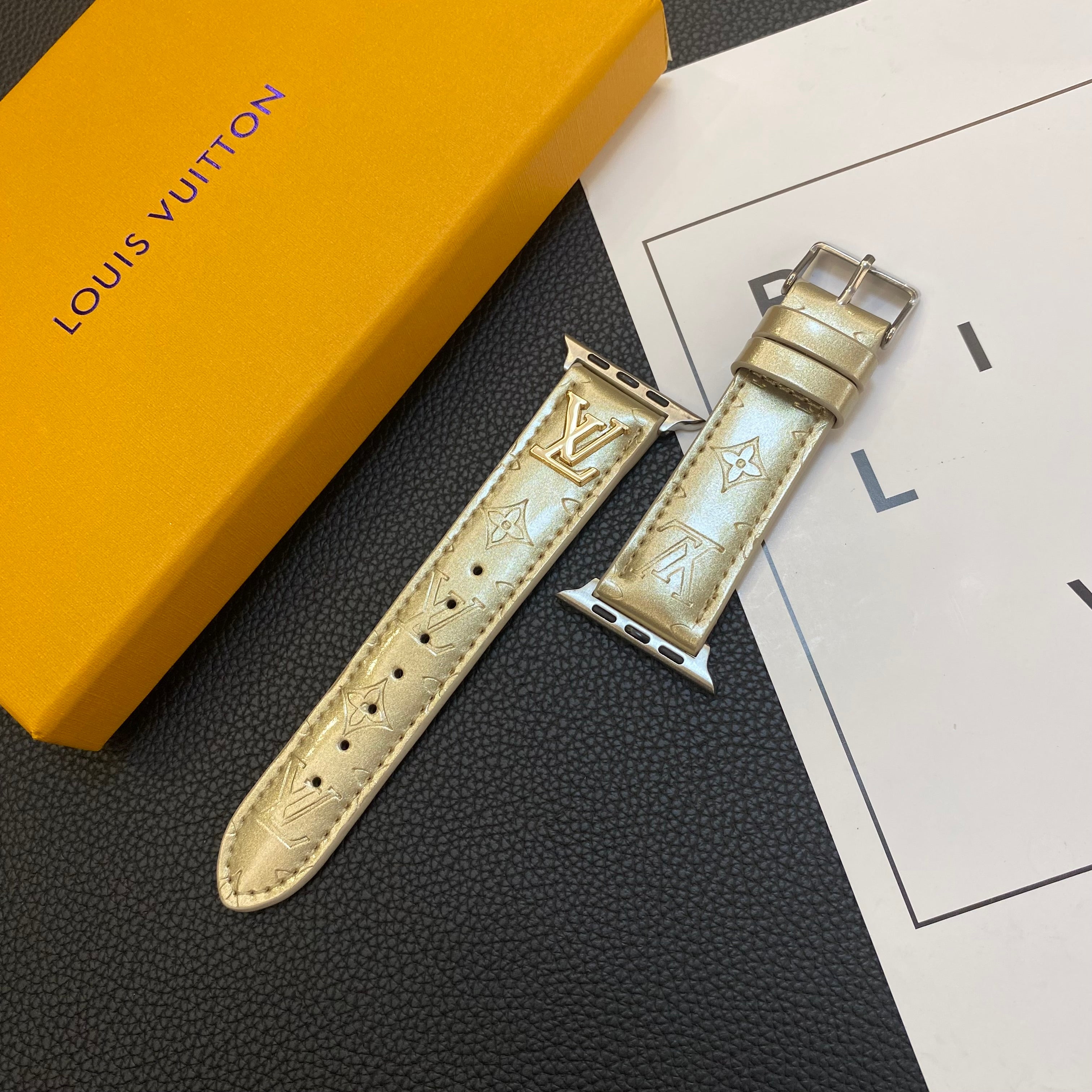 BRACELET DE MONTRE APPLE EN CUIR LISSE AVEC LOGO MÉTALLIQUE DE LUXE