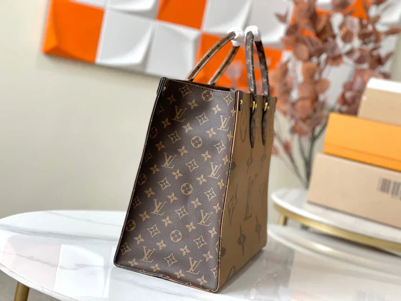 Sac fourre-tout en cuir monogrammé de luxe