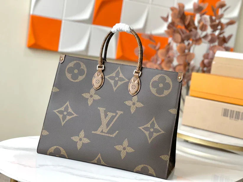 Sac fourre-tout en cuir monogrammé de luxe