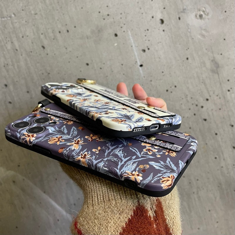 Módní pouzdro na iPhone s fialovým a bílým náramkem  