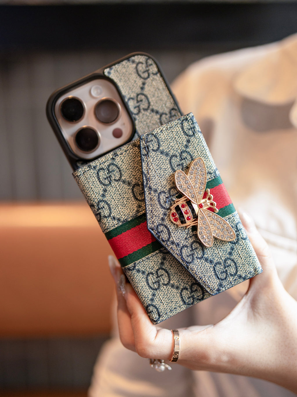 Prémiové pokročilé crossbody pouzdro na iPhone s držákem na karty a ramenním popruhem