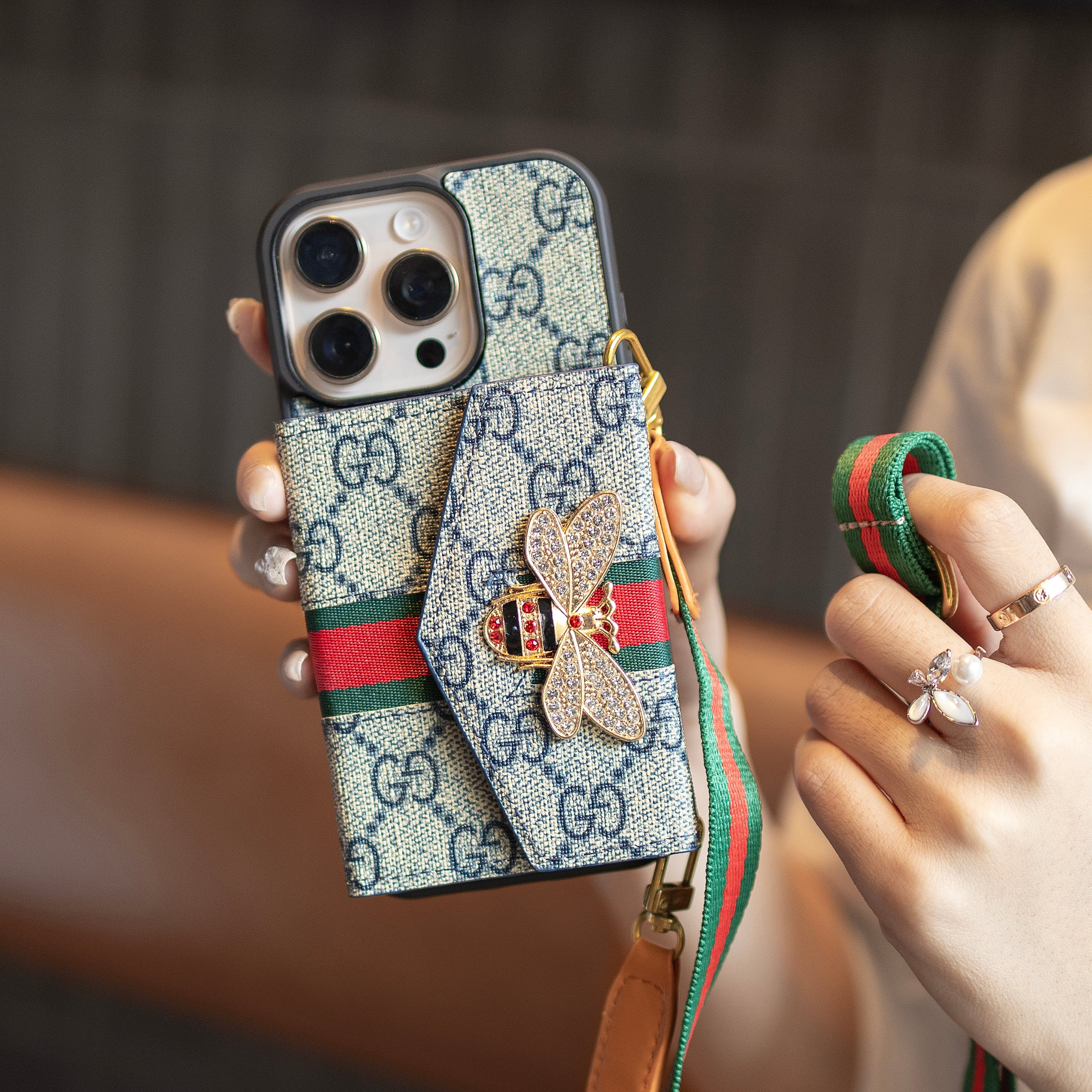 Prémiové pokročilé crossbody pouzdro na iPhone s držákem na karty a ramenním popruhem