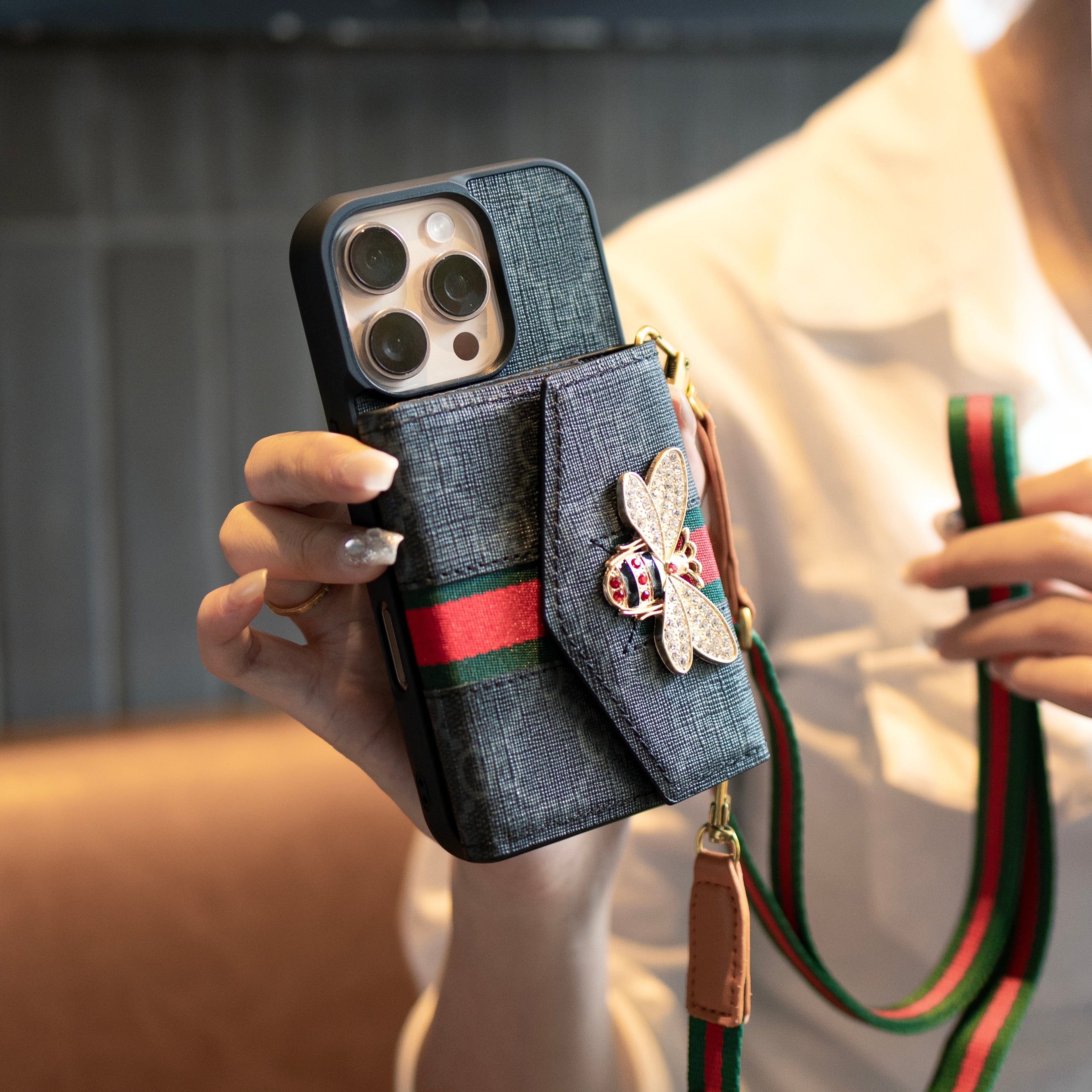 Prémiové pokročilé crossbody pouzdro na iPhone s držákem na karty a ramenním popruhem