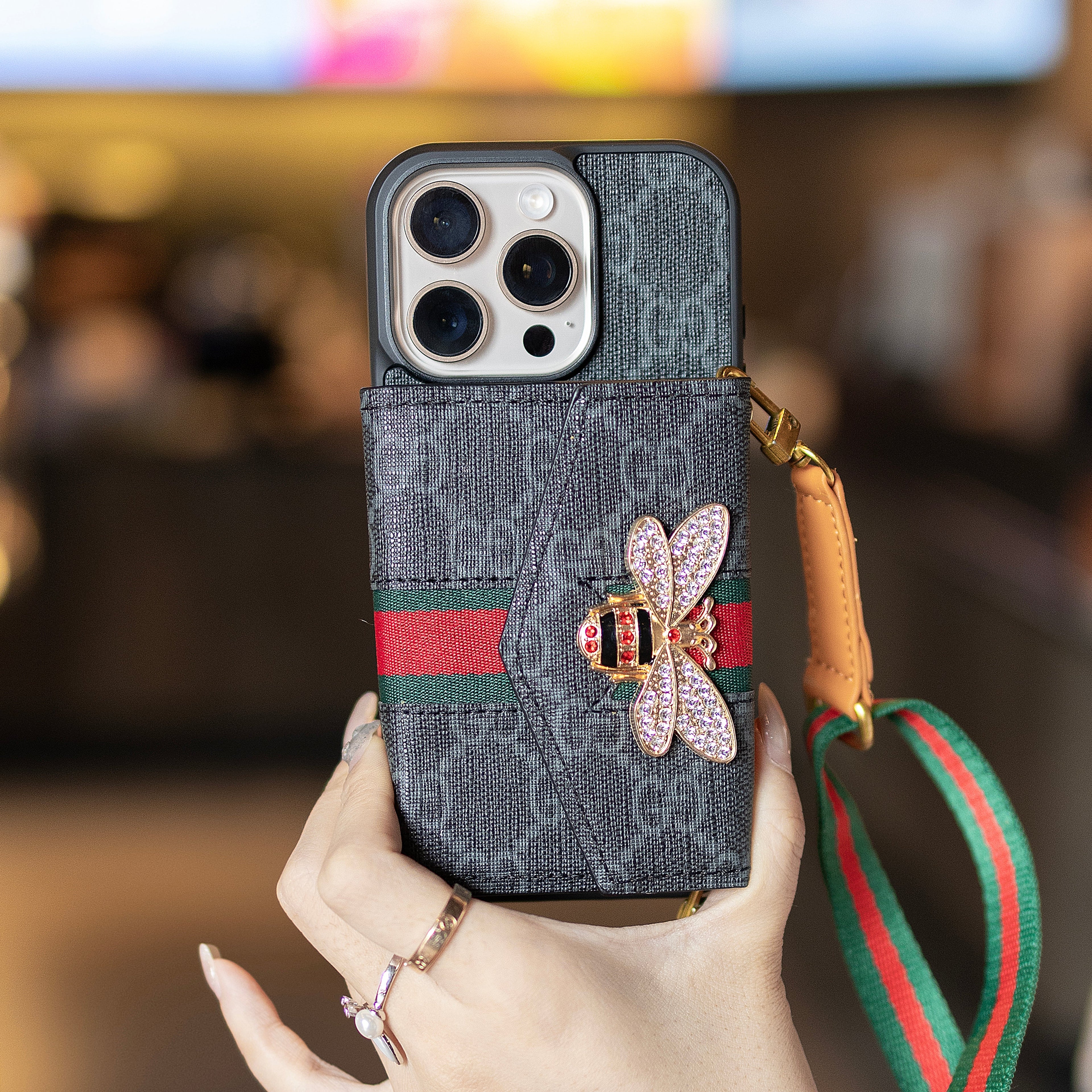 Prémiové pokročilé crossbody pouzdro na iPhone s držákem na karty a ramenním popruhem