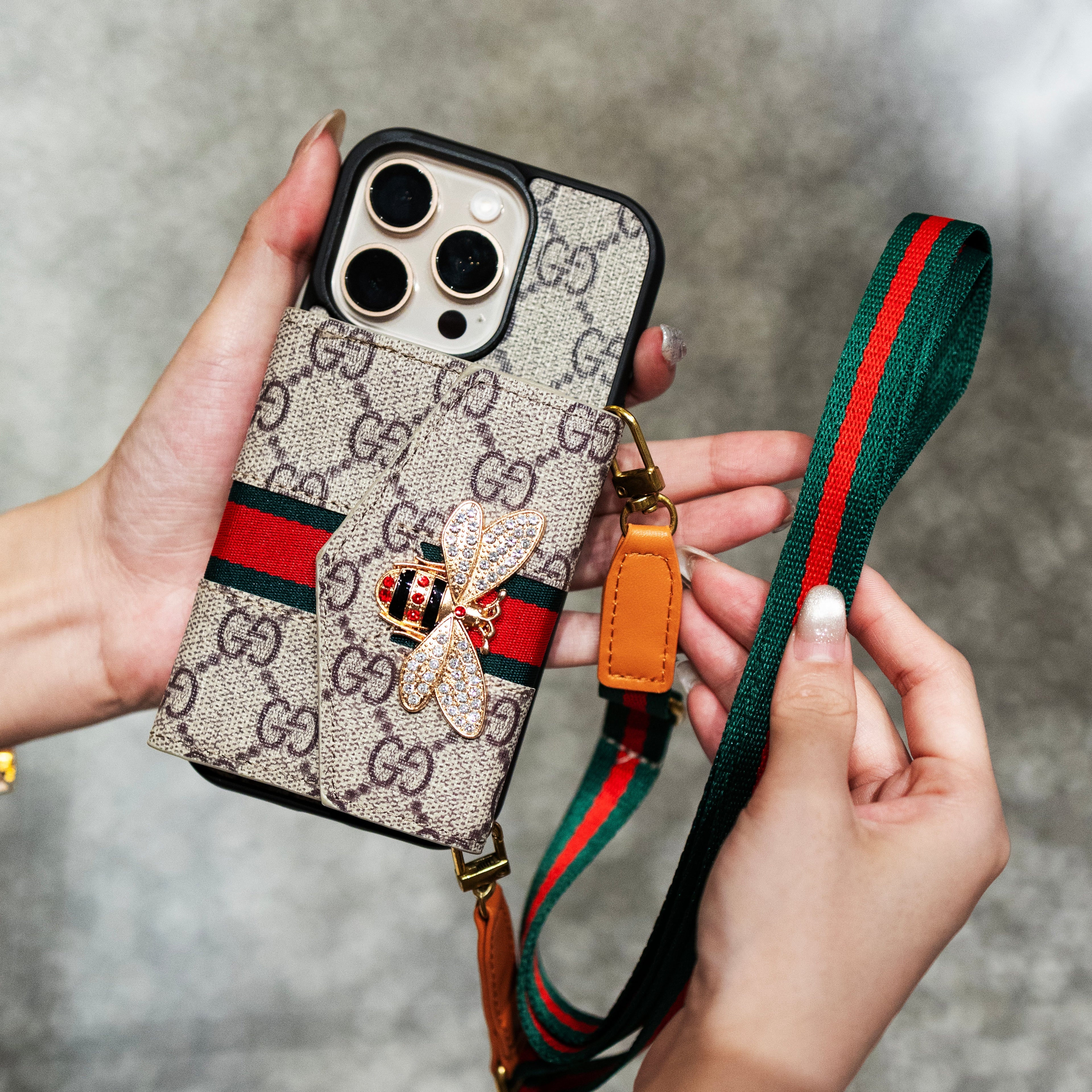 Prémiové pokročilé crossbody pouzdro na iPhone s držákem na karty a ramenním popruhem
