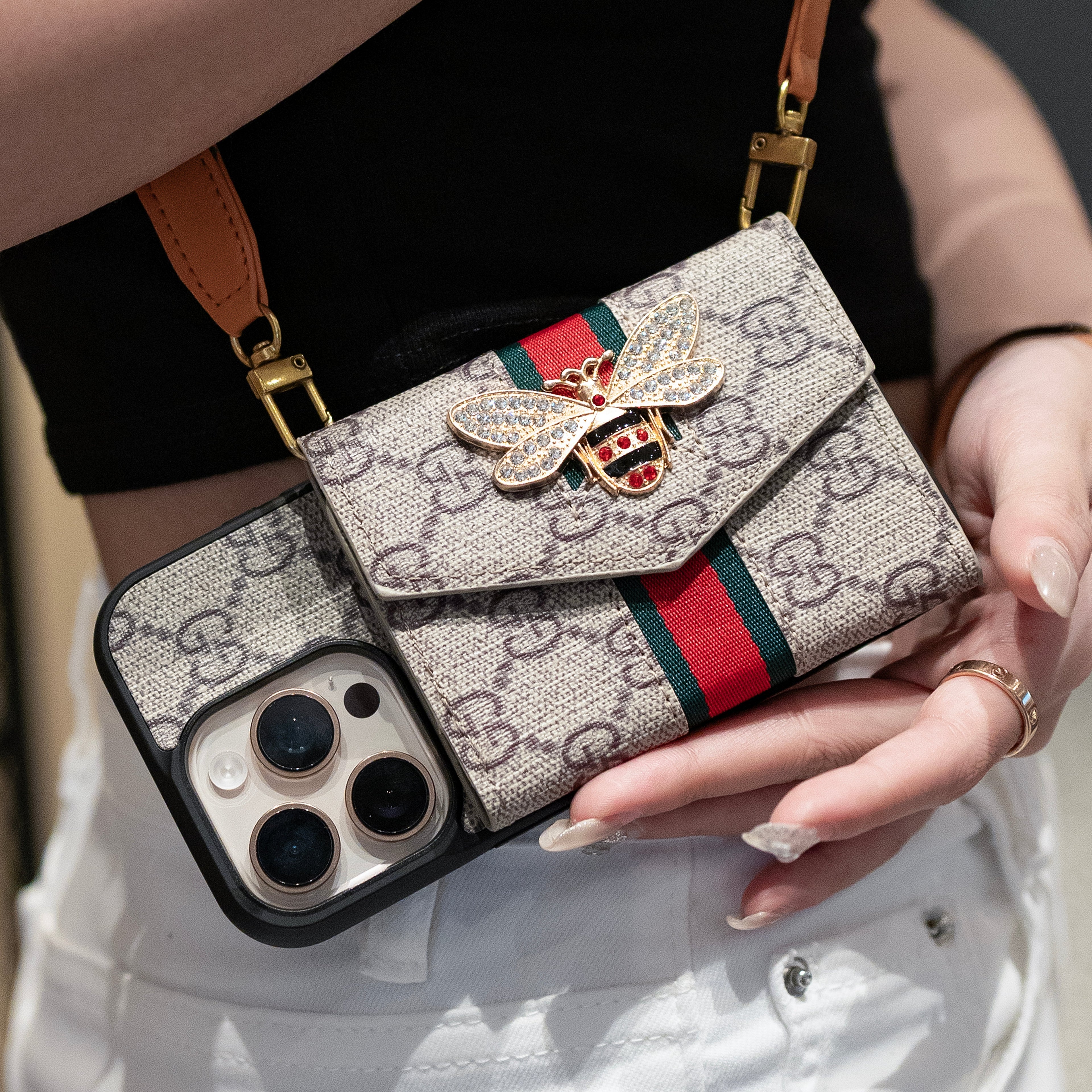 Prémiové pokročilé crossbody pouzdro na iPhone s držákem na karty a ramenním popruhem