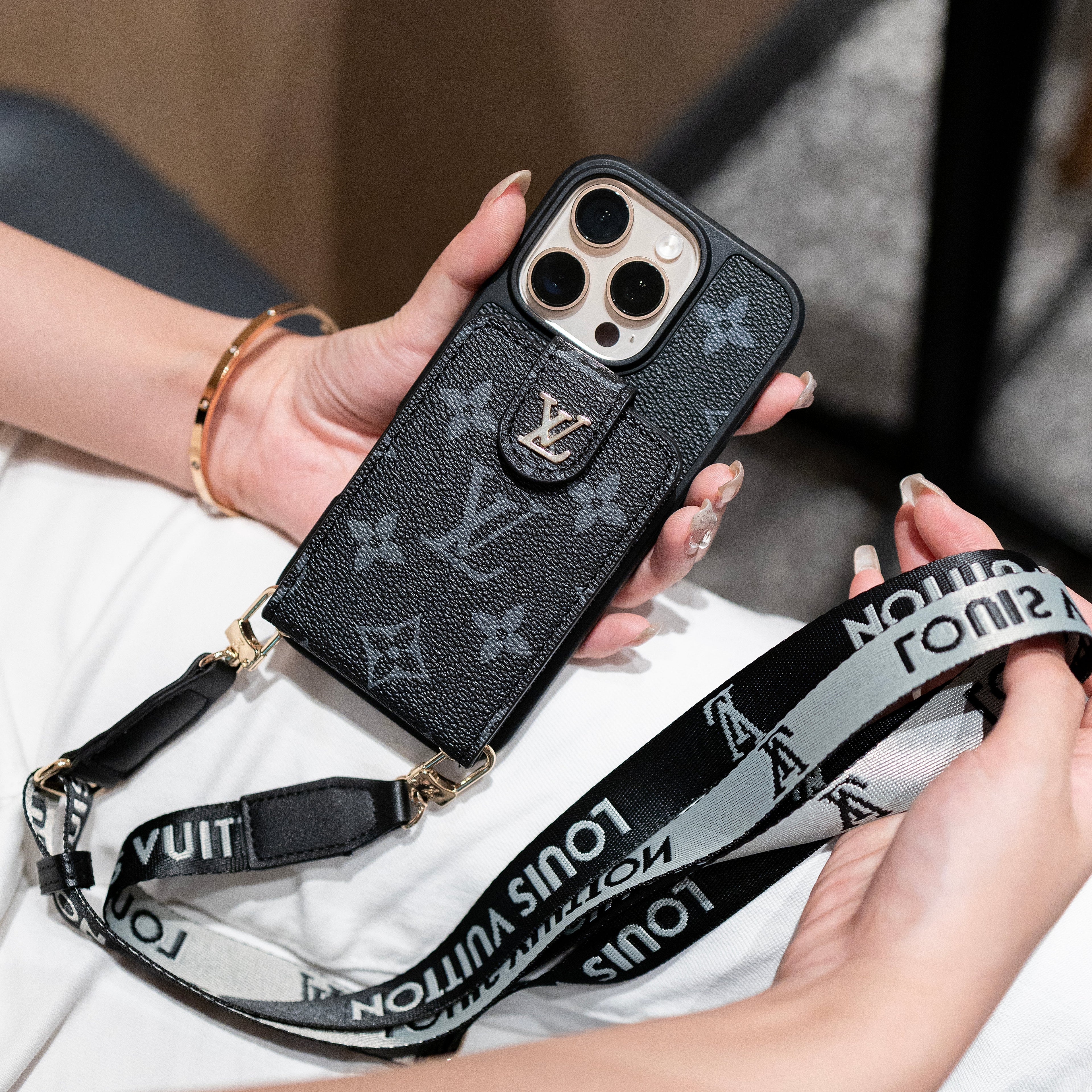Luxusní pouzdro na iPhone přes rameno s držákem karet a popruhem