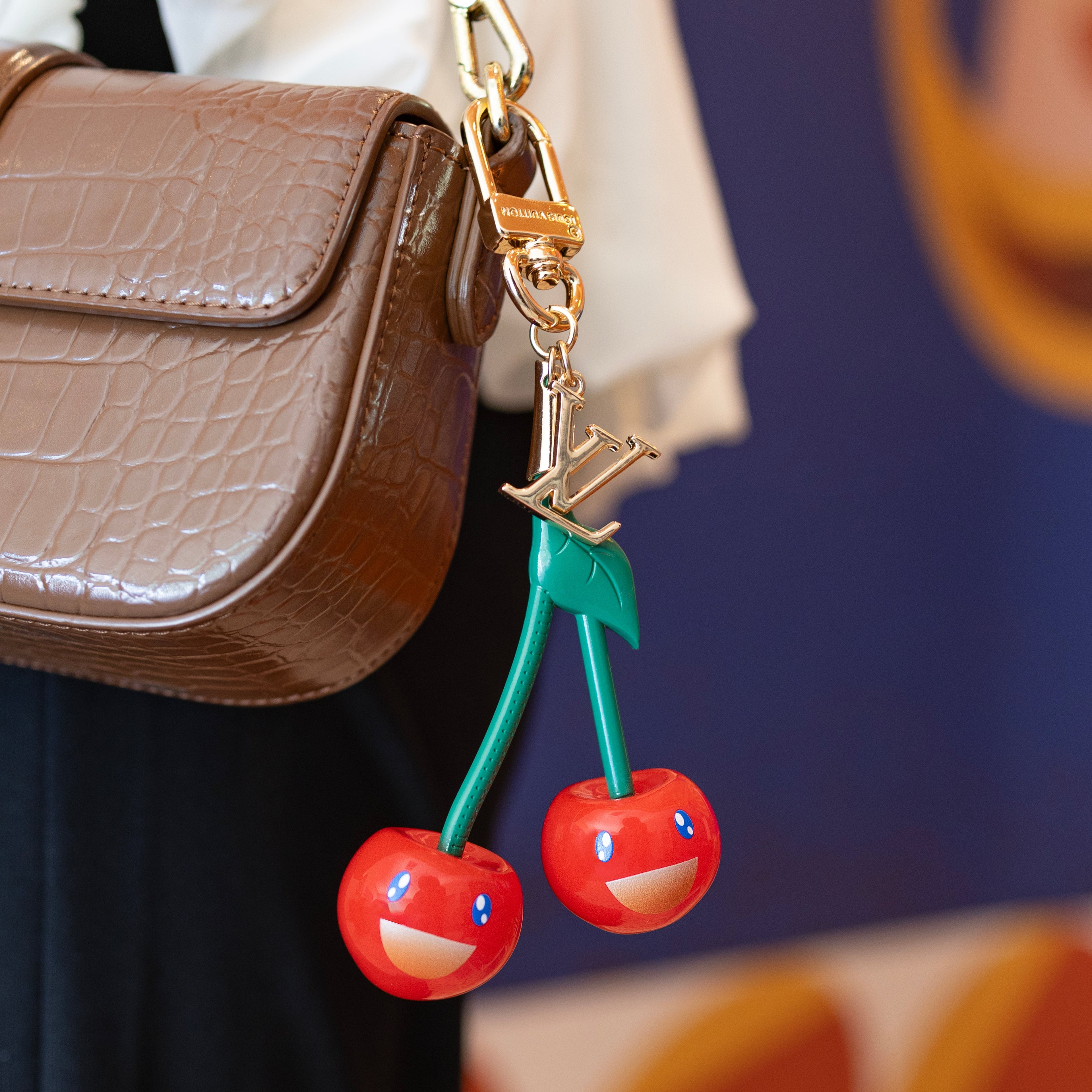 1V key chain-520