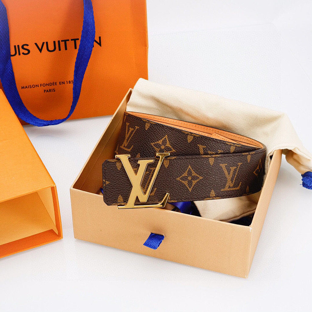 Luxuriöser Monogramm-Gürtel mit goldener Schnalle