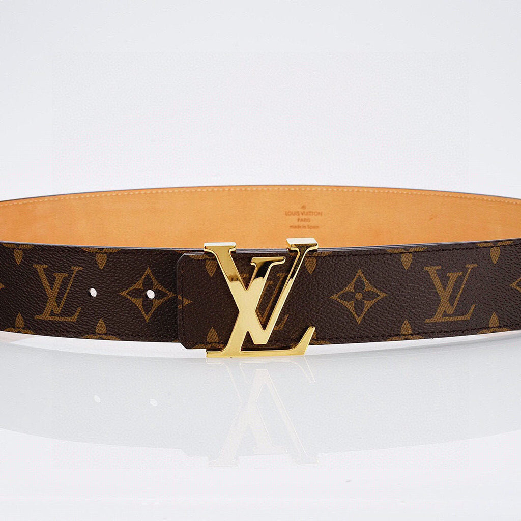 Luxuriöser Monogramm-Gürtel mit goldener Schnalle