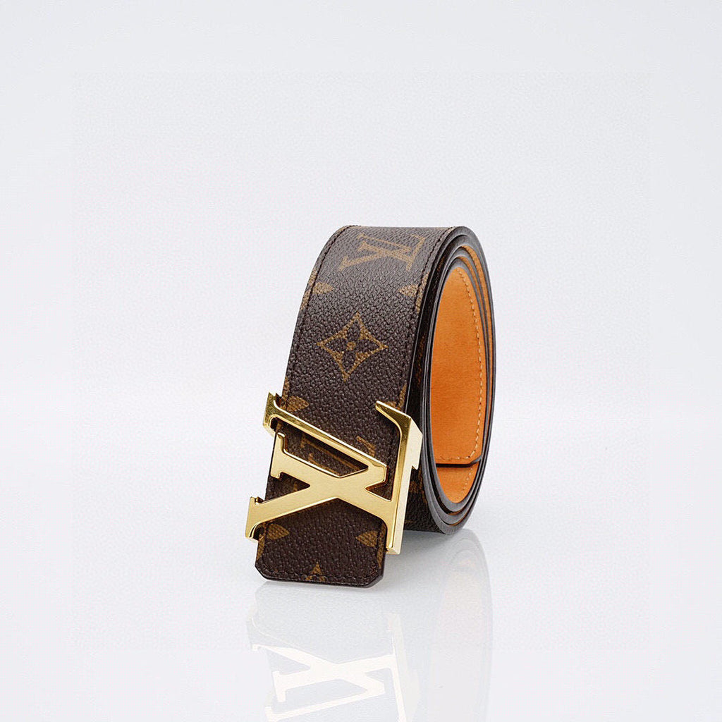 Luxuriöser Monogramm-Gürtel mit goldener Schnalle