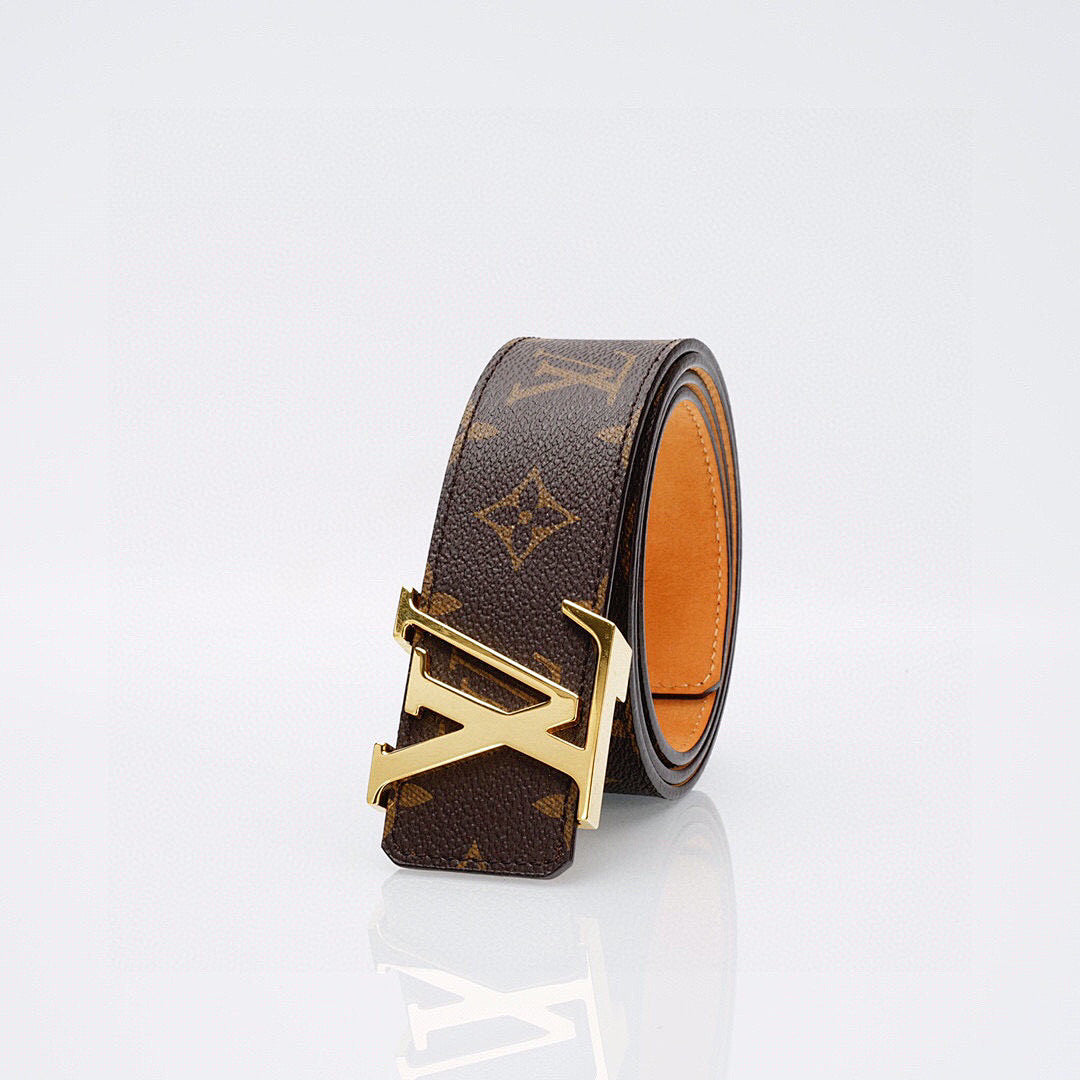 Luxuriöser Monogramm-Gürtel mit goldener Schnalle