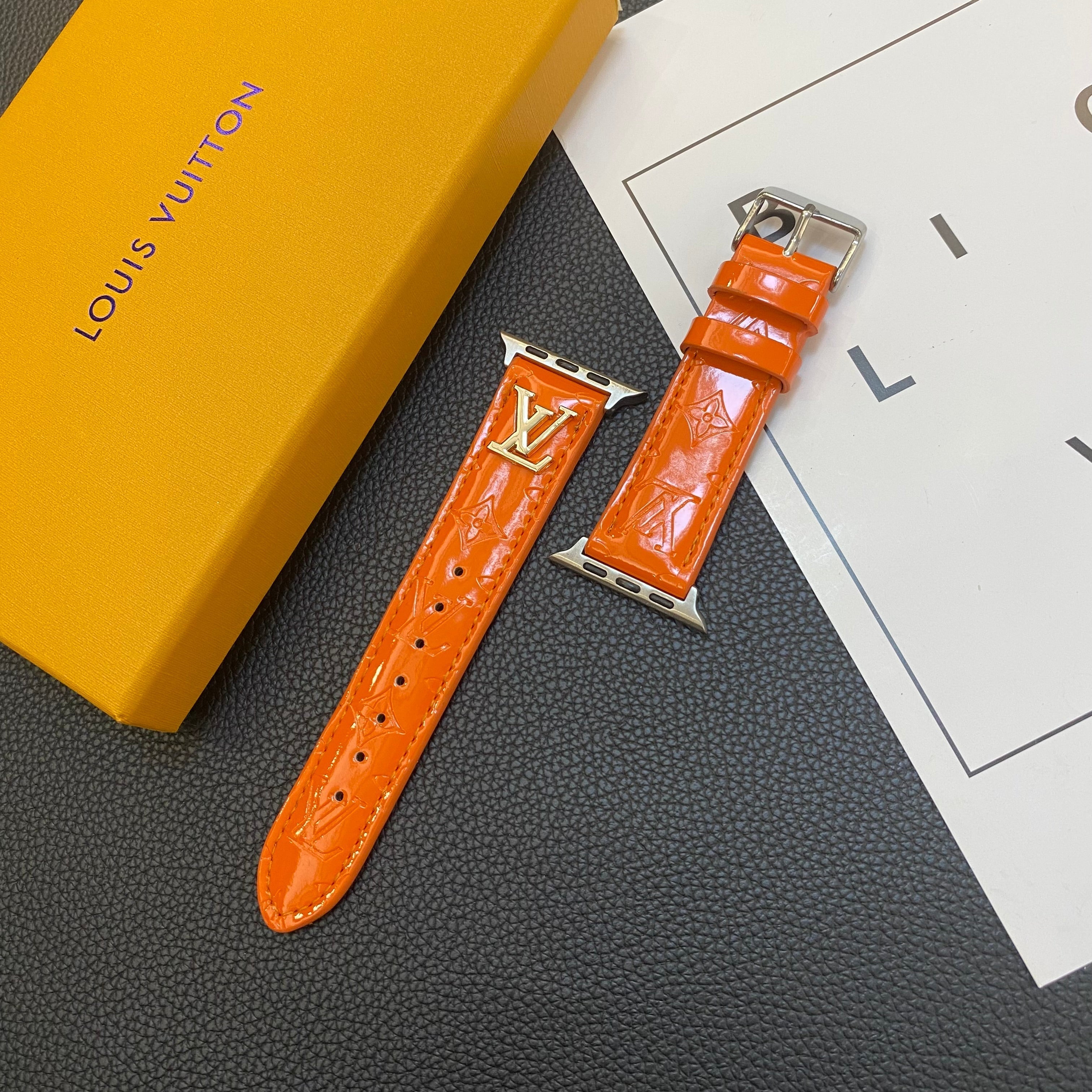 BRACELET DE MONTRE APPLE EN CUIR LISSE AVEC LOGO MÉTALLIQUE DE LUXE