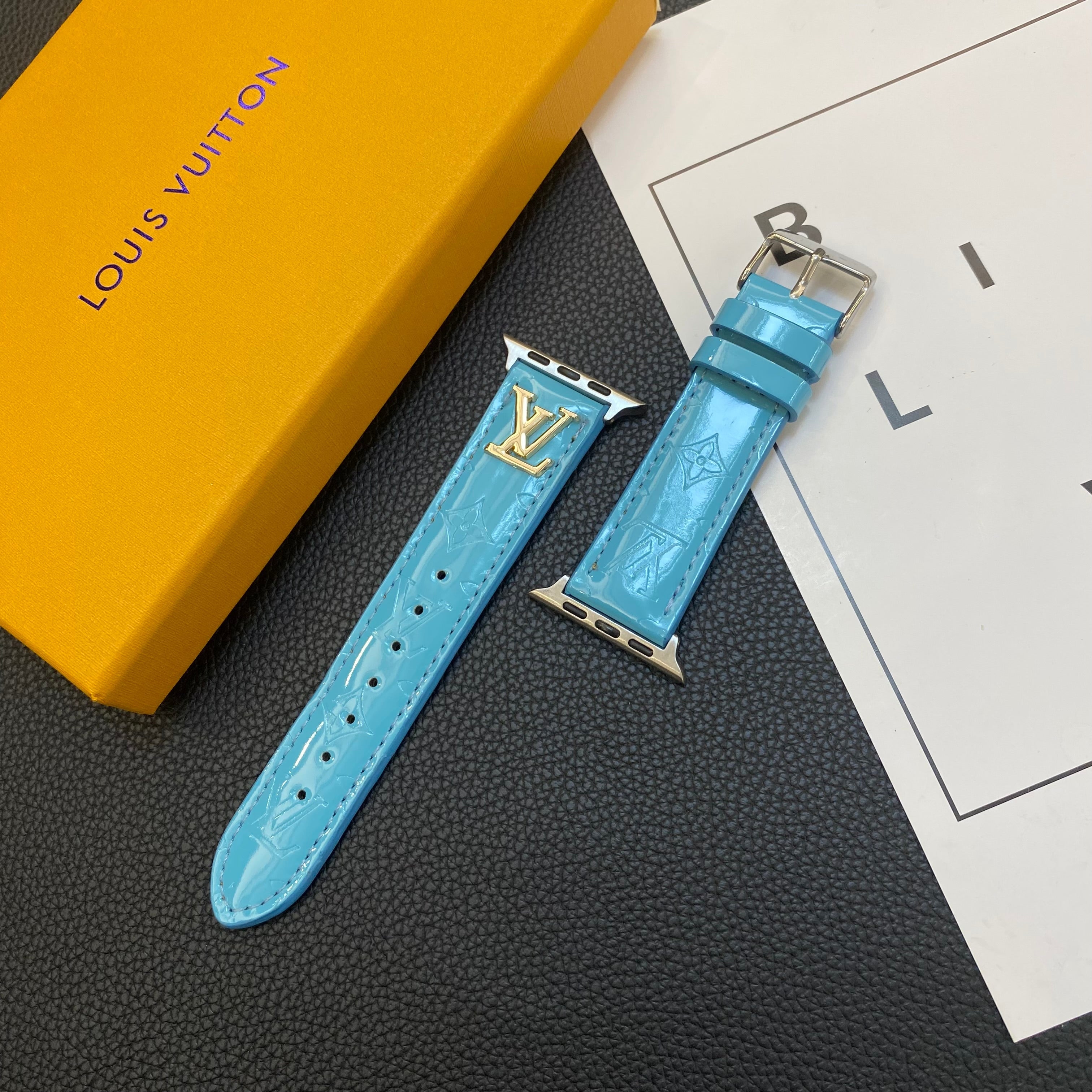 BRACELET DE MONTRE APPLE EN CUIR LISSE AVEC LOGO MÉTALLIQUE DE LUXE