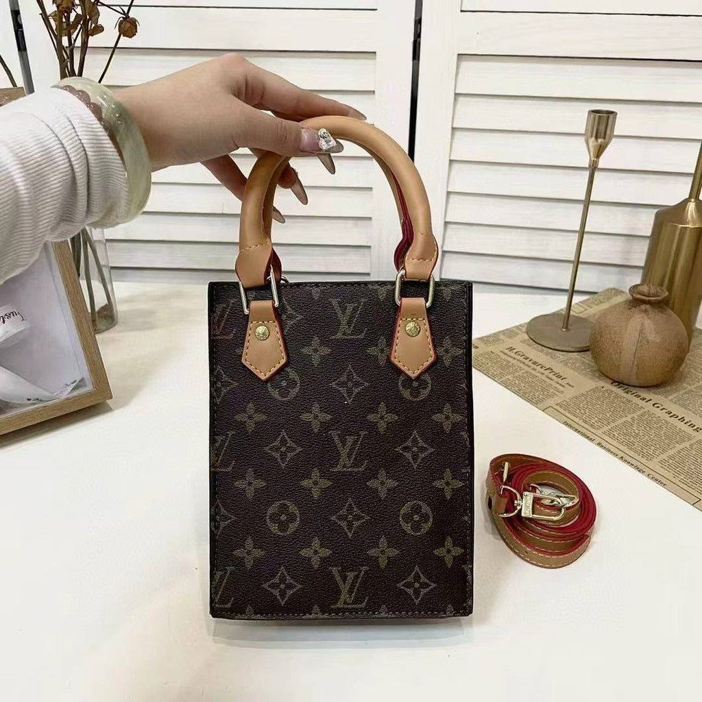 Sac pour téléphone et porte-clés conçu par un créateur de renom