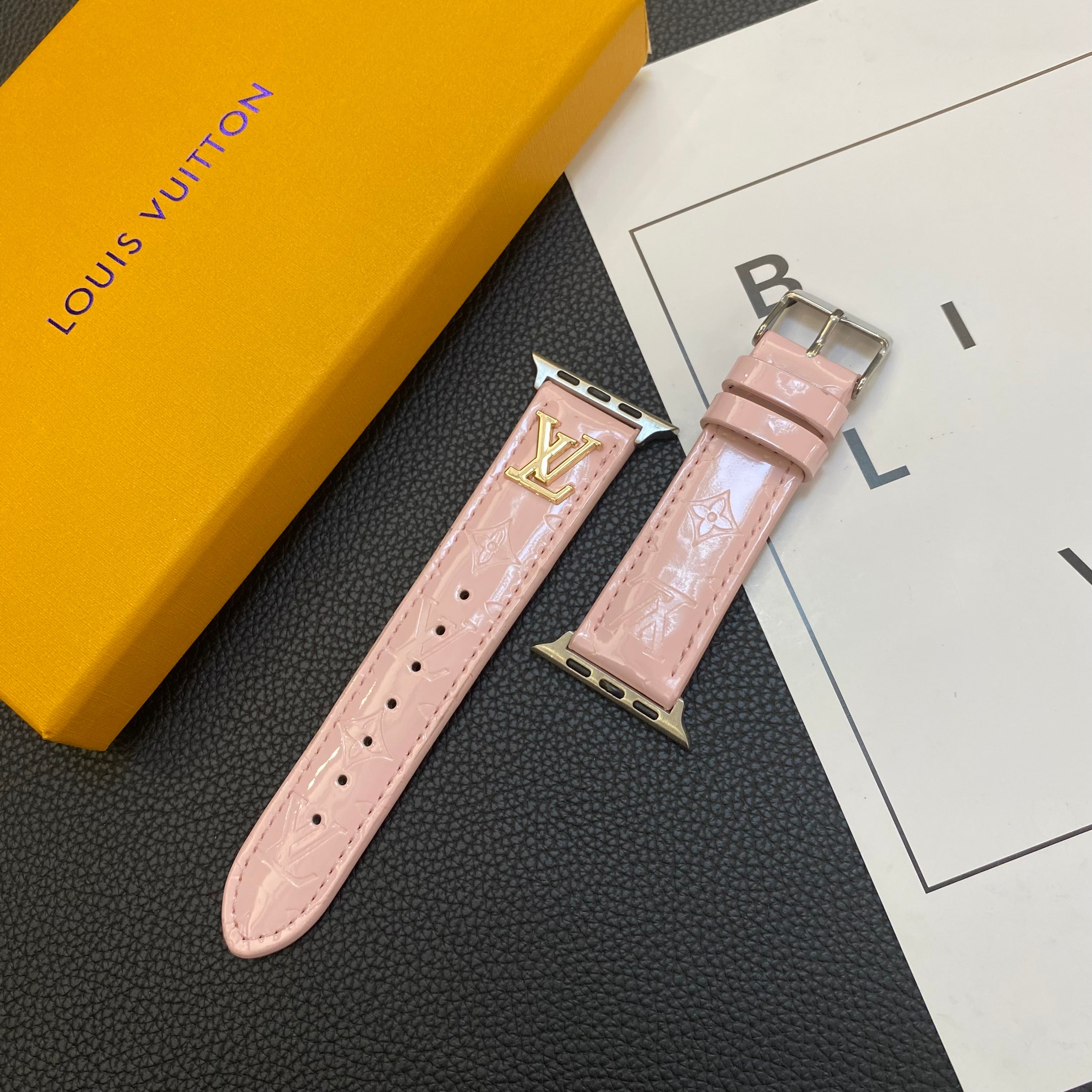 BRACELET DE MONTRE APPLE EN CUIR LISSE AVEC LOGO MÉTALLIQUE DE LUXE