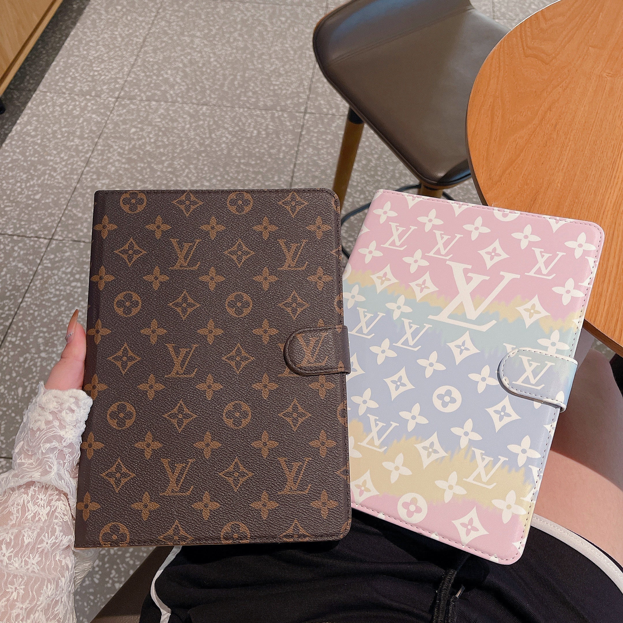 Étui iPad de Luxe en Toile Monogram et Cuir Motif Thème Été Frais